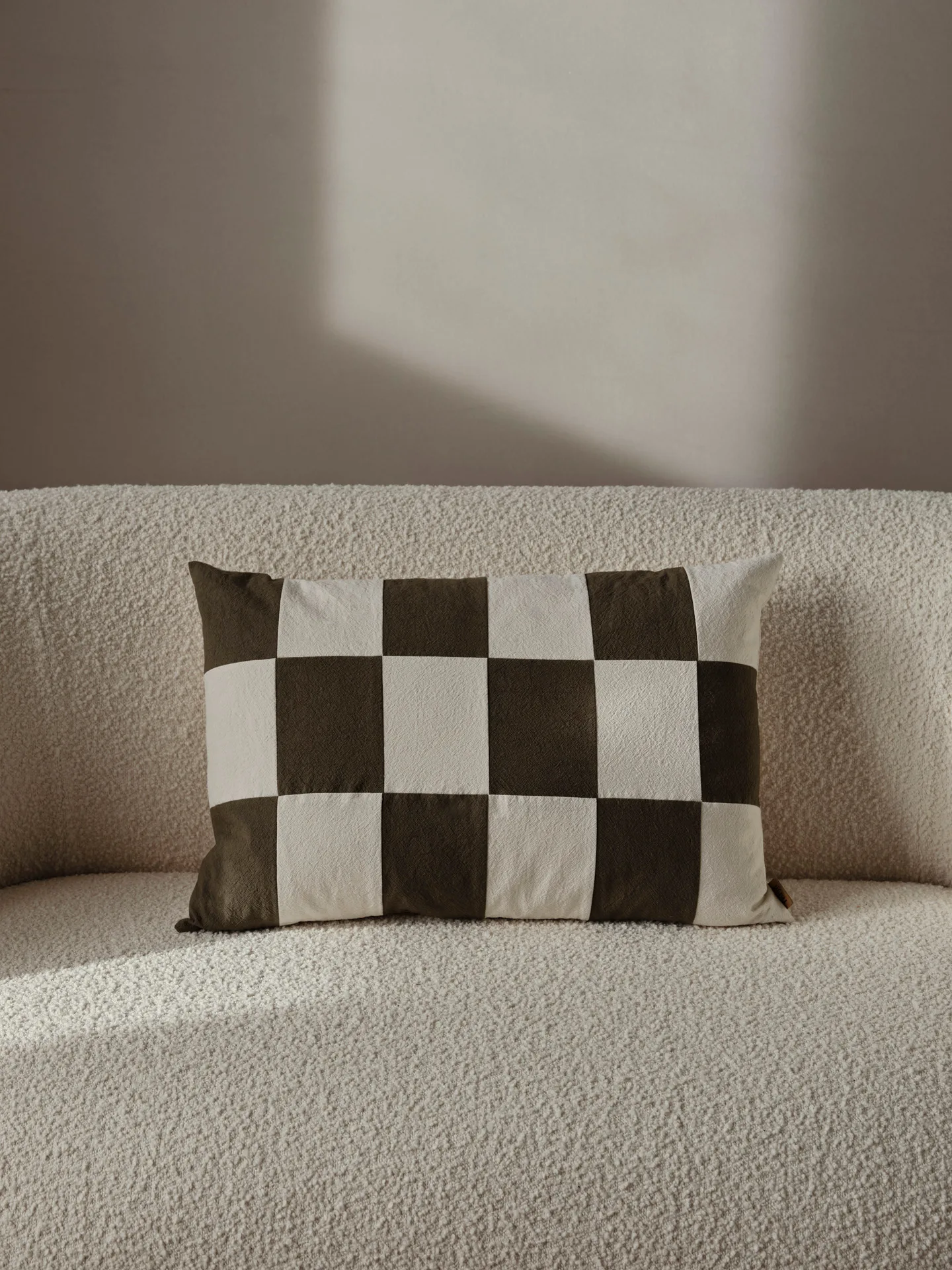 Fold patchwork pudebetræk 40x60 cm, Dark Olive -undyed Ferm Living