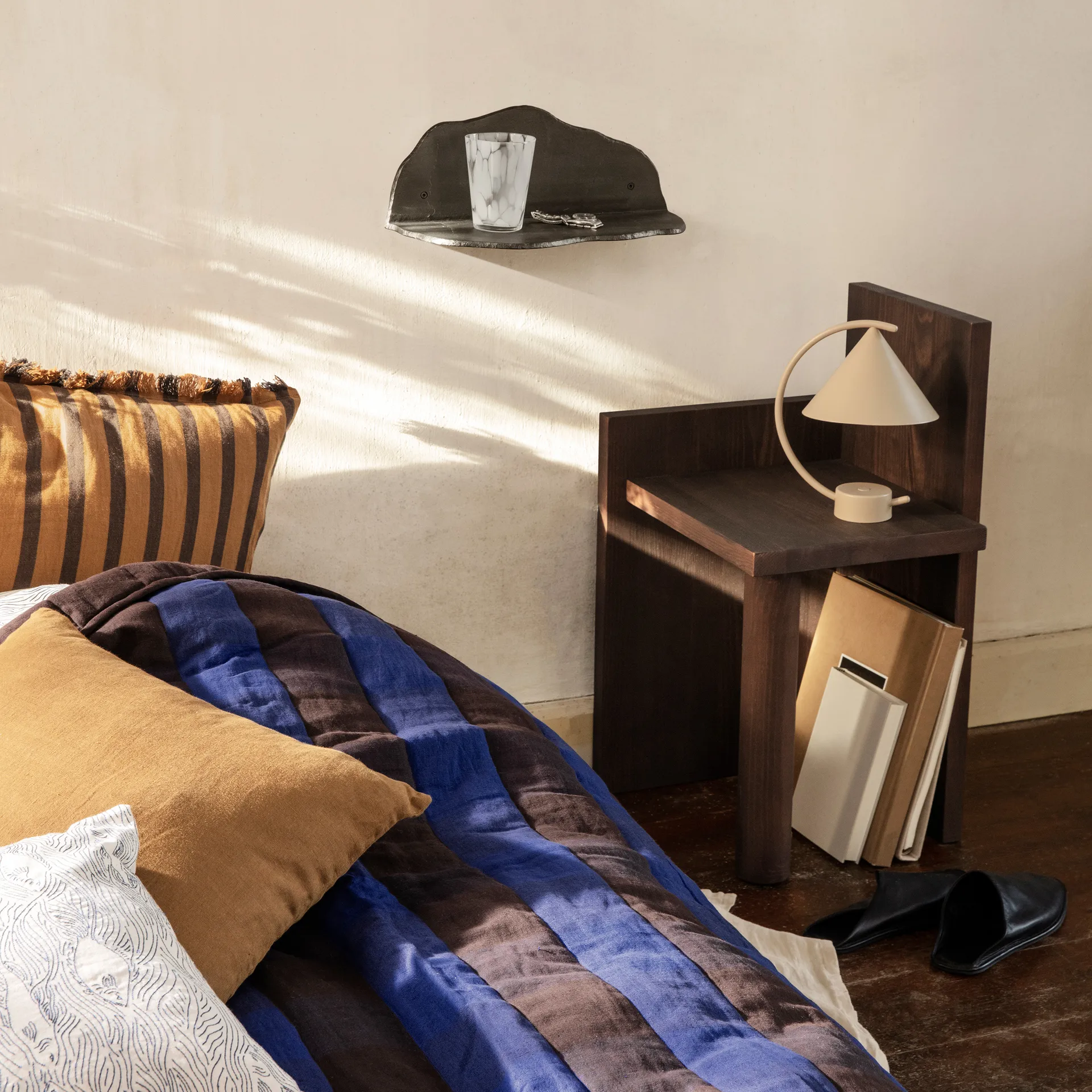 Fracture hylde, Sortfarvet aluminium Ferm Living