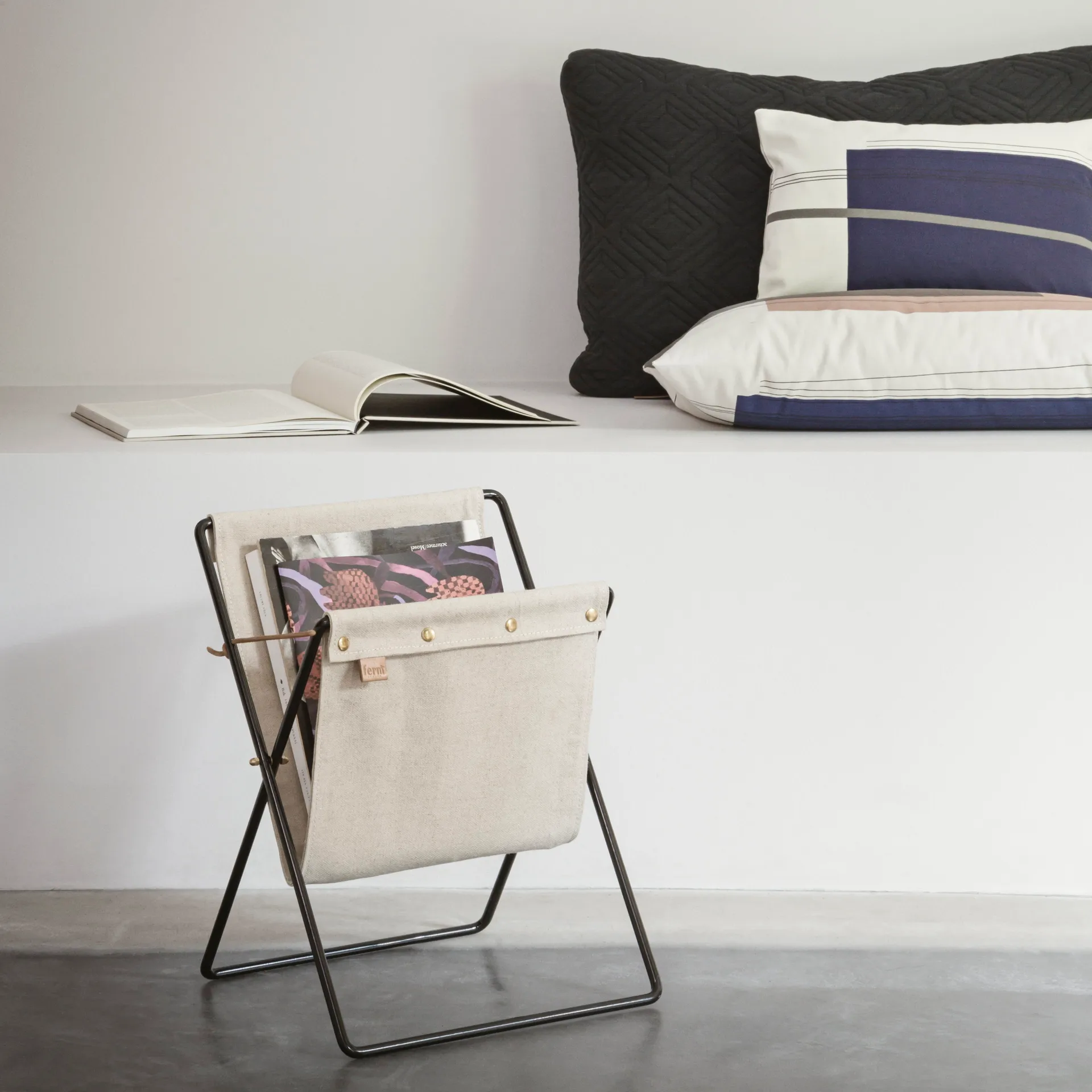 Herman avisholder, sort Ferm Living