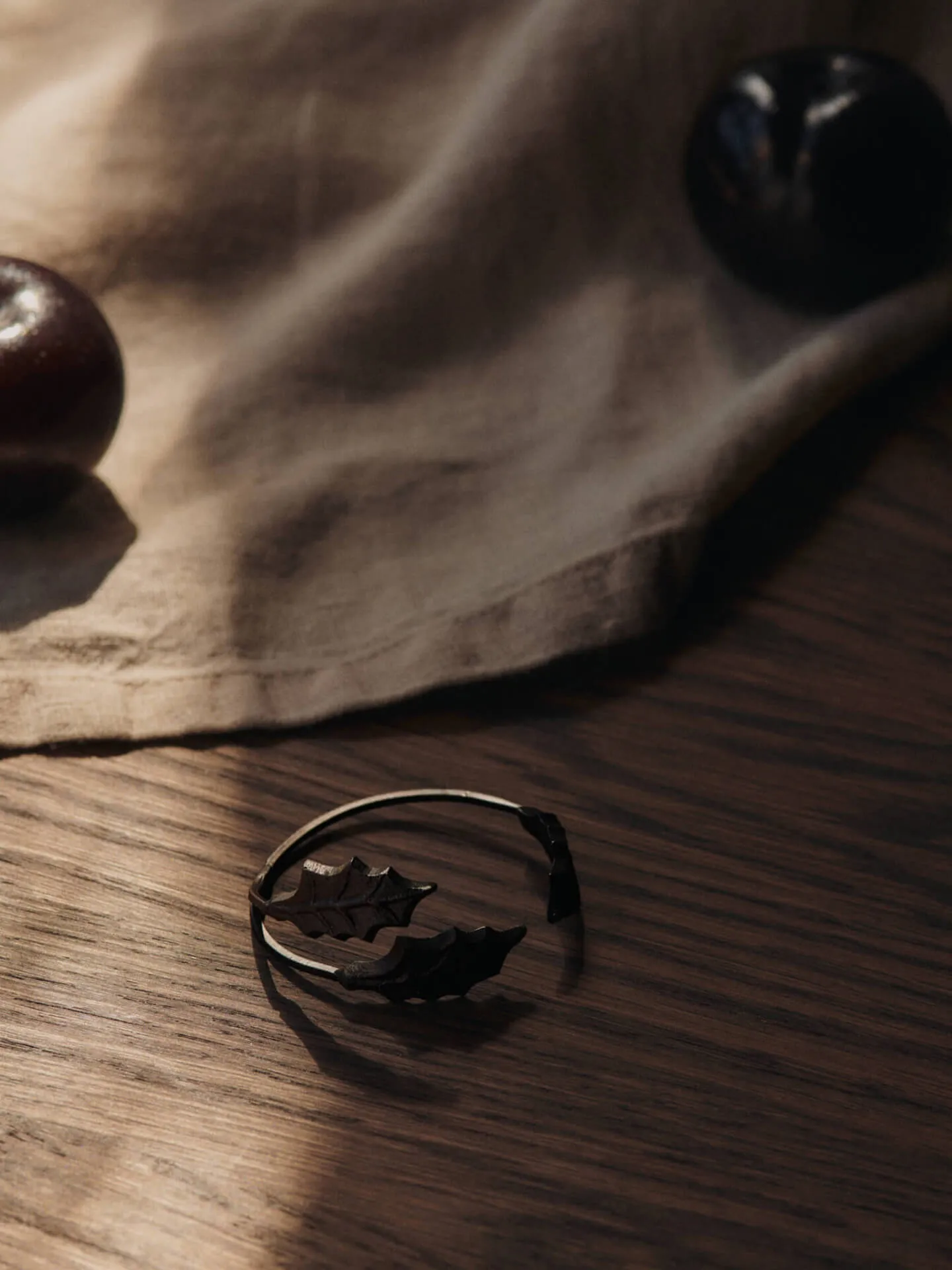 Holly leaf servietring Ø5,3 cm 4-pak, Black Brass Ferm Living