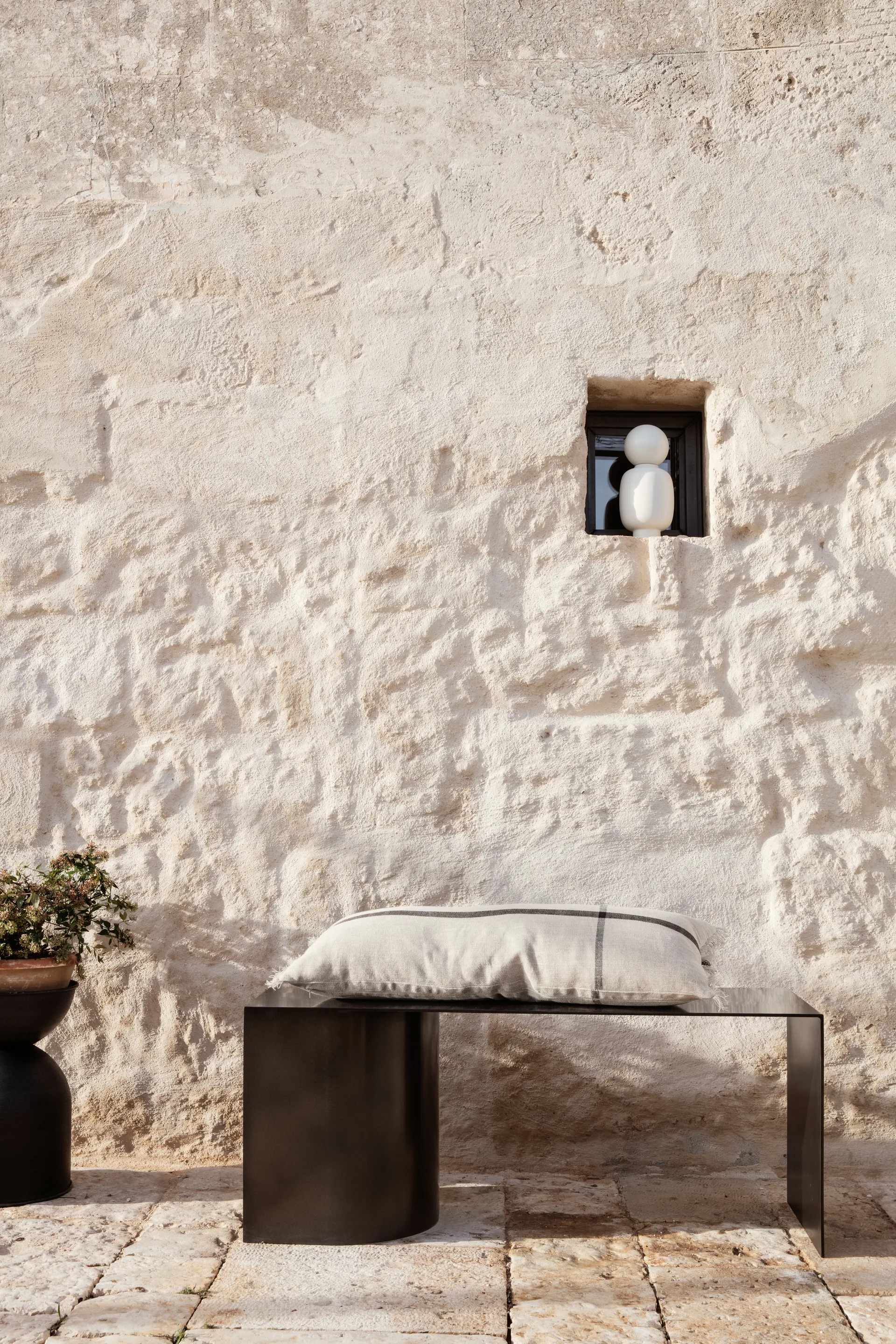 Hourglass krukke lille Ø30 cm, Sort-mørkegrå Ferm Living