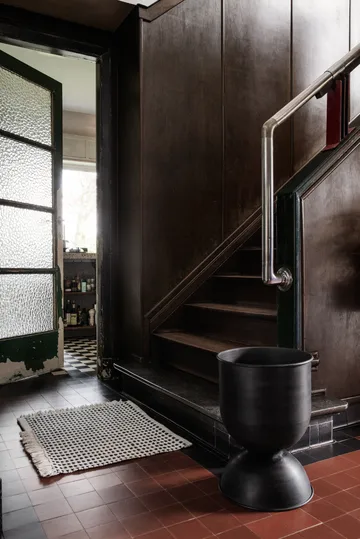 Hourglass krukke medium Ø40 cm - Sort-mørkegrå - Ferm Living