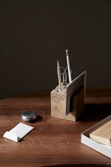 Klint kuglepenholder 9x9 cm - Beige travertin - Ferm Living