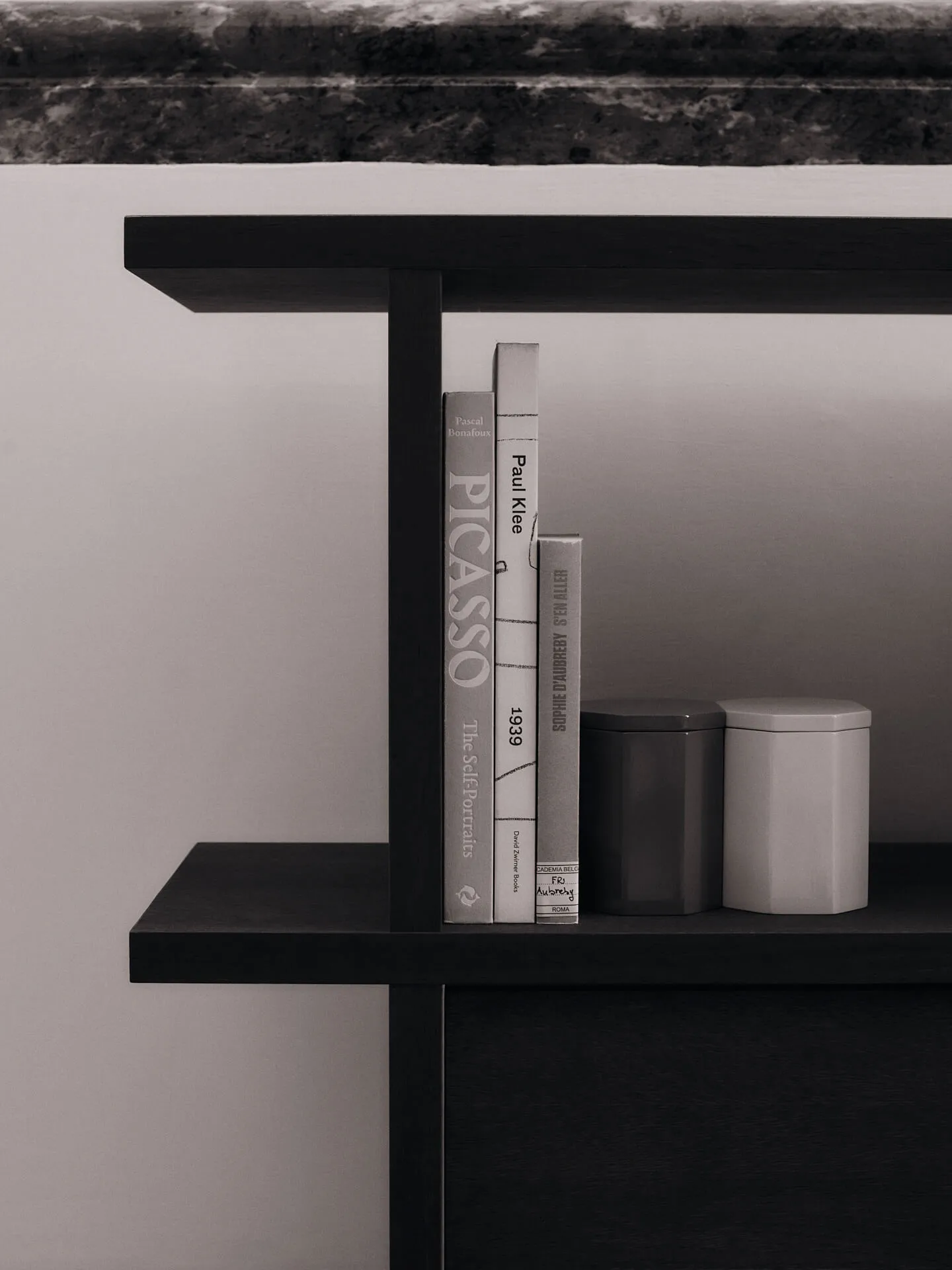 Kona bogreol skabindsats, Dark Stained Ferm Living