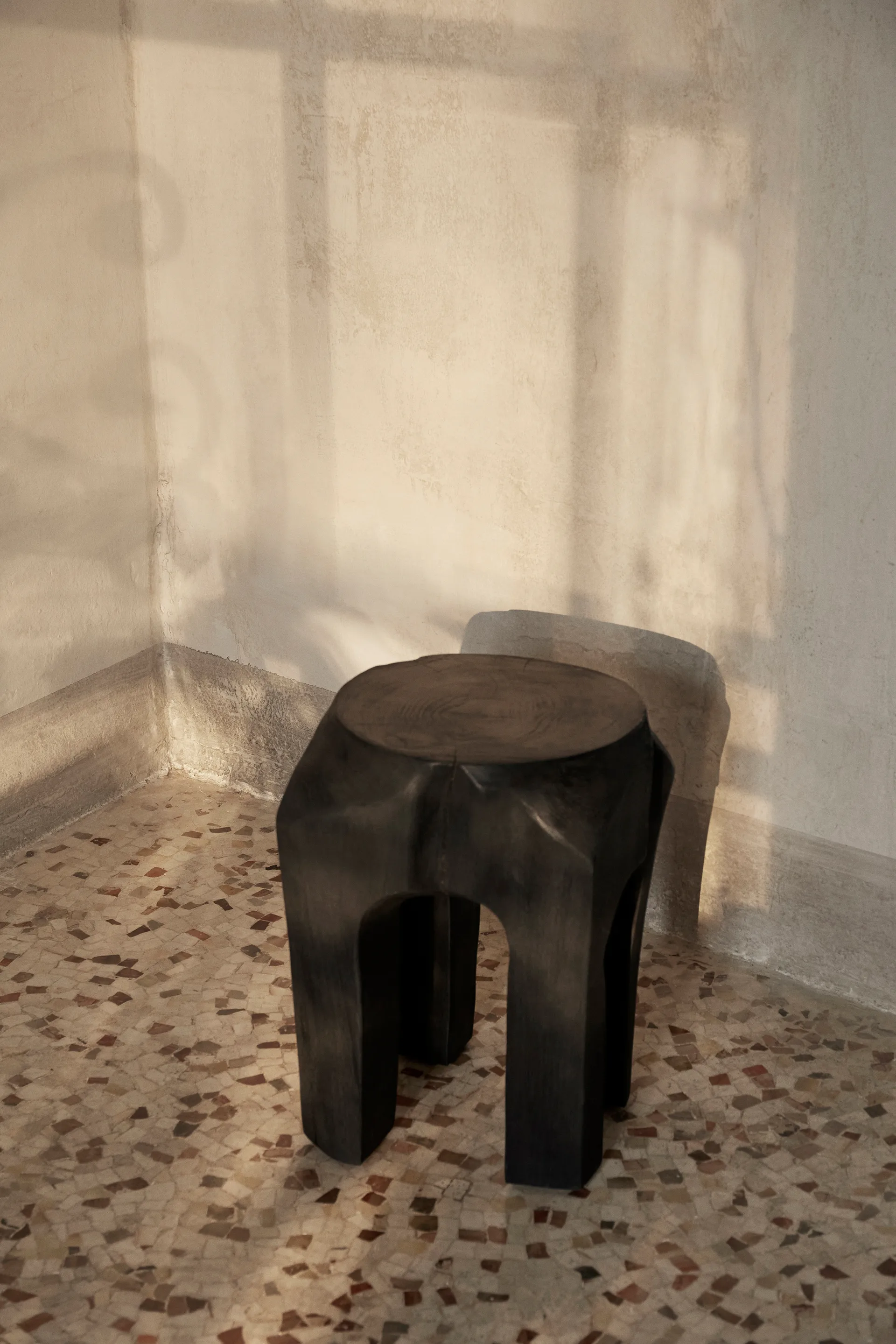 Root rund skammel Ø30x40 cm, Black stained Ferm Living