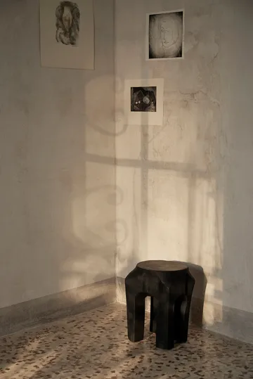 Root rund skammel Ø30x40 cm - Black stained - Ferm Living