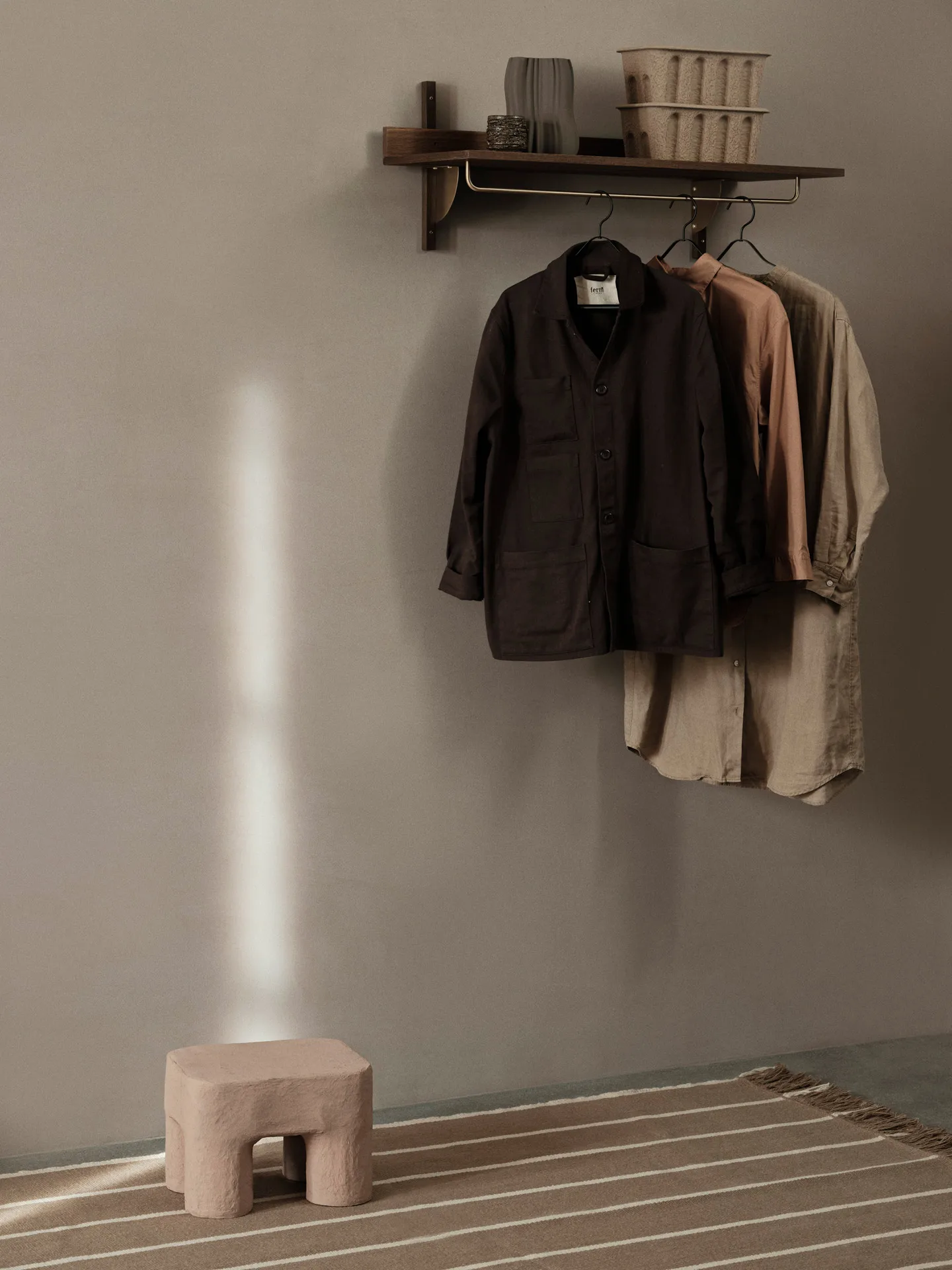 Sector hylde med stang 37x87 cm, Smoked Oak, brass Ferm Living