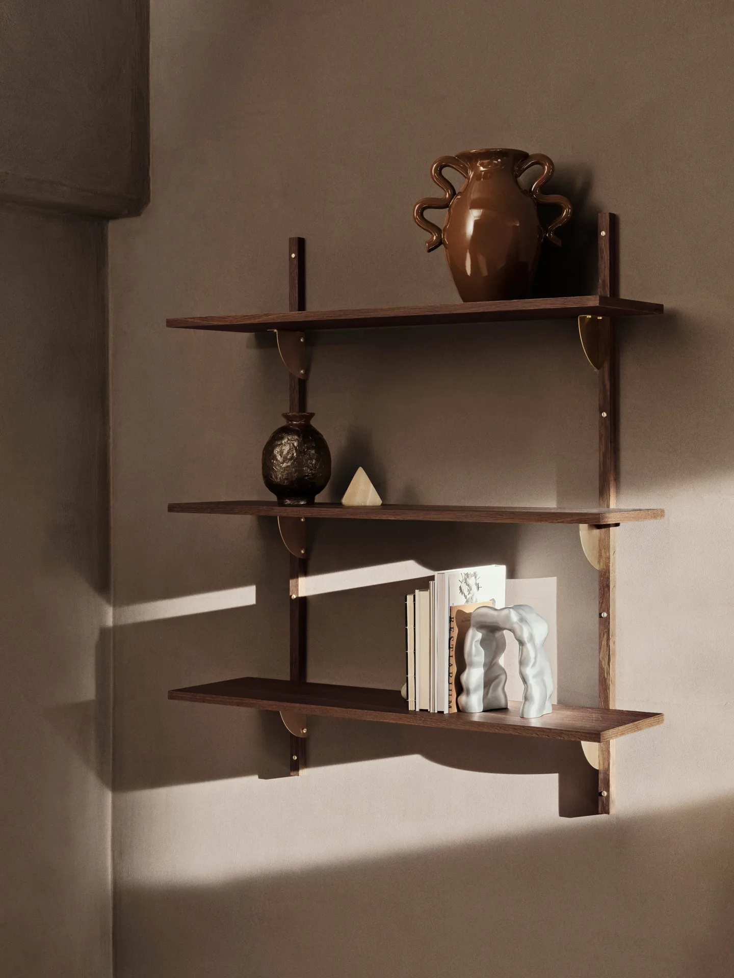 Sector hylde triple wide, Smoked Oak, brass Ferm Living