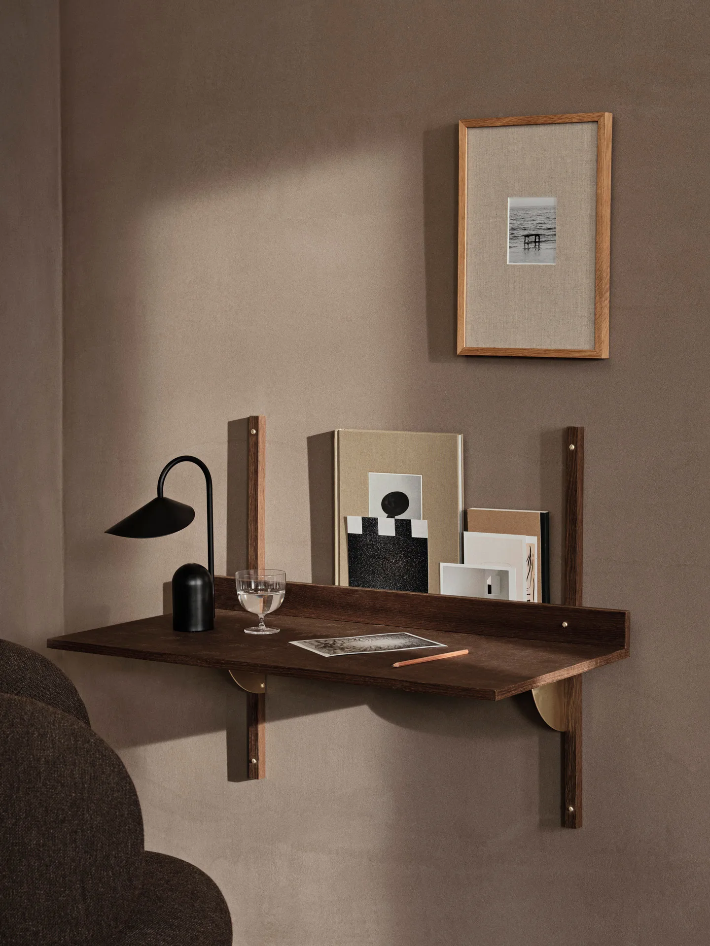 Sector skrivebord, Smoked Oak, brass Ferm Living