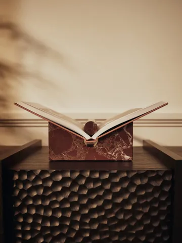 Tvara bogstøtte - Rosso levanto, 22x22 cm - Ferm Living