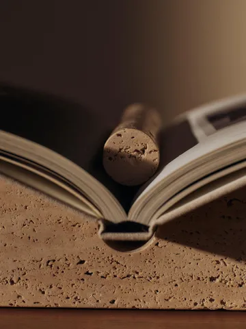 Tvara bogstøtte - Travertine, 22x22 cm - Ferm Living