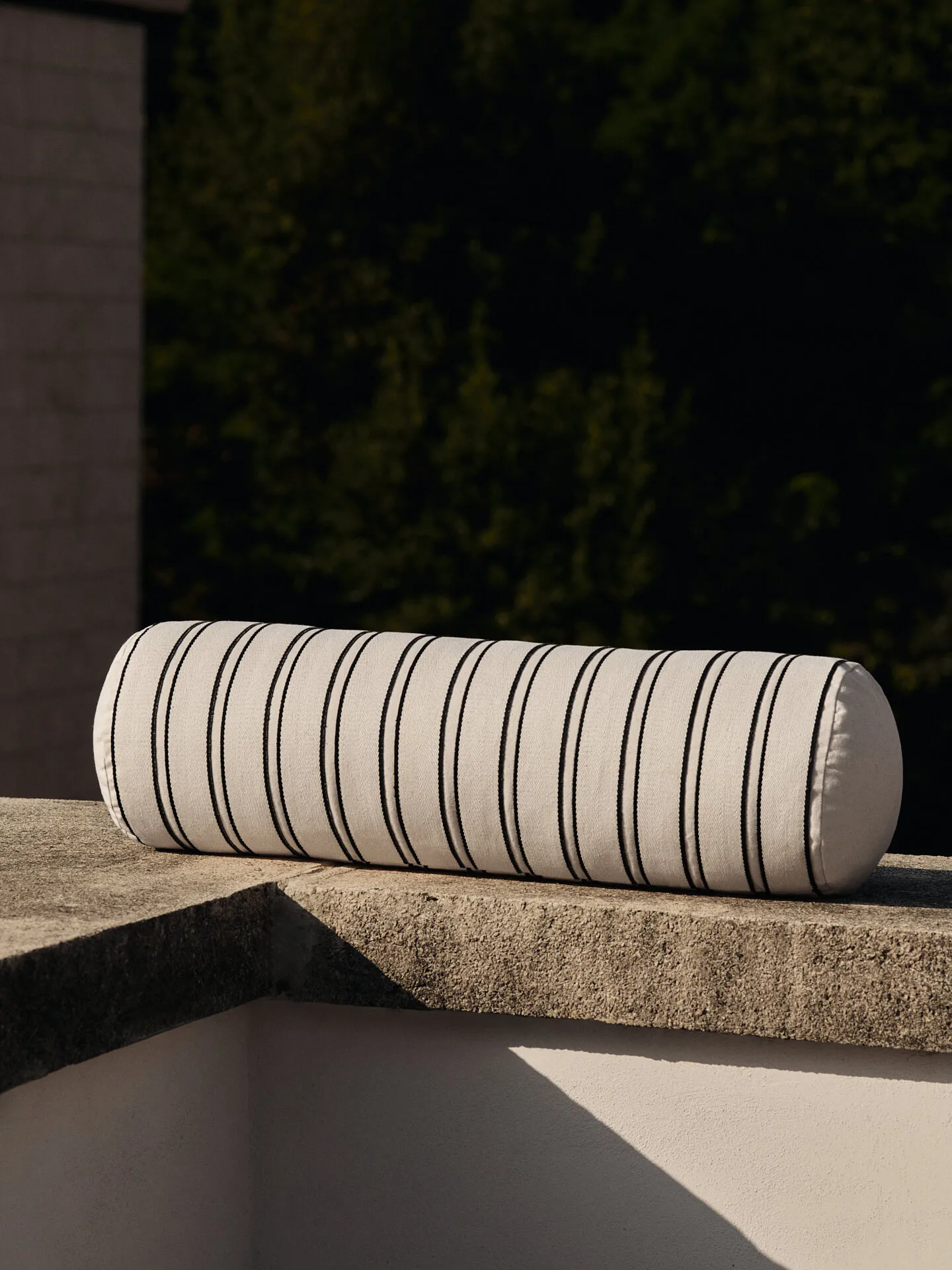 Twill bolster cylinderpude, Off-white-black Ferm Living