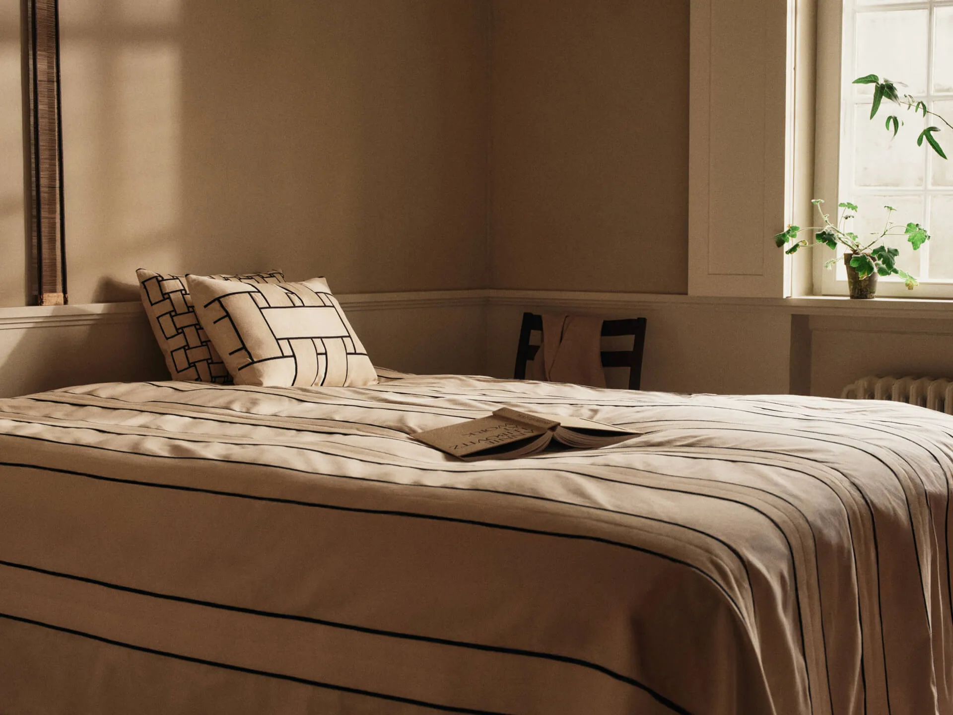 Twill sengetæppe, Off-white-black, 230x260 cm Ferm Living