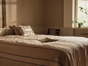 Twill sengetæppe - Off-white-black, 230x260 cm - Ferm Living