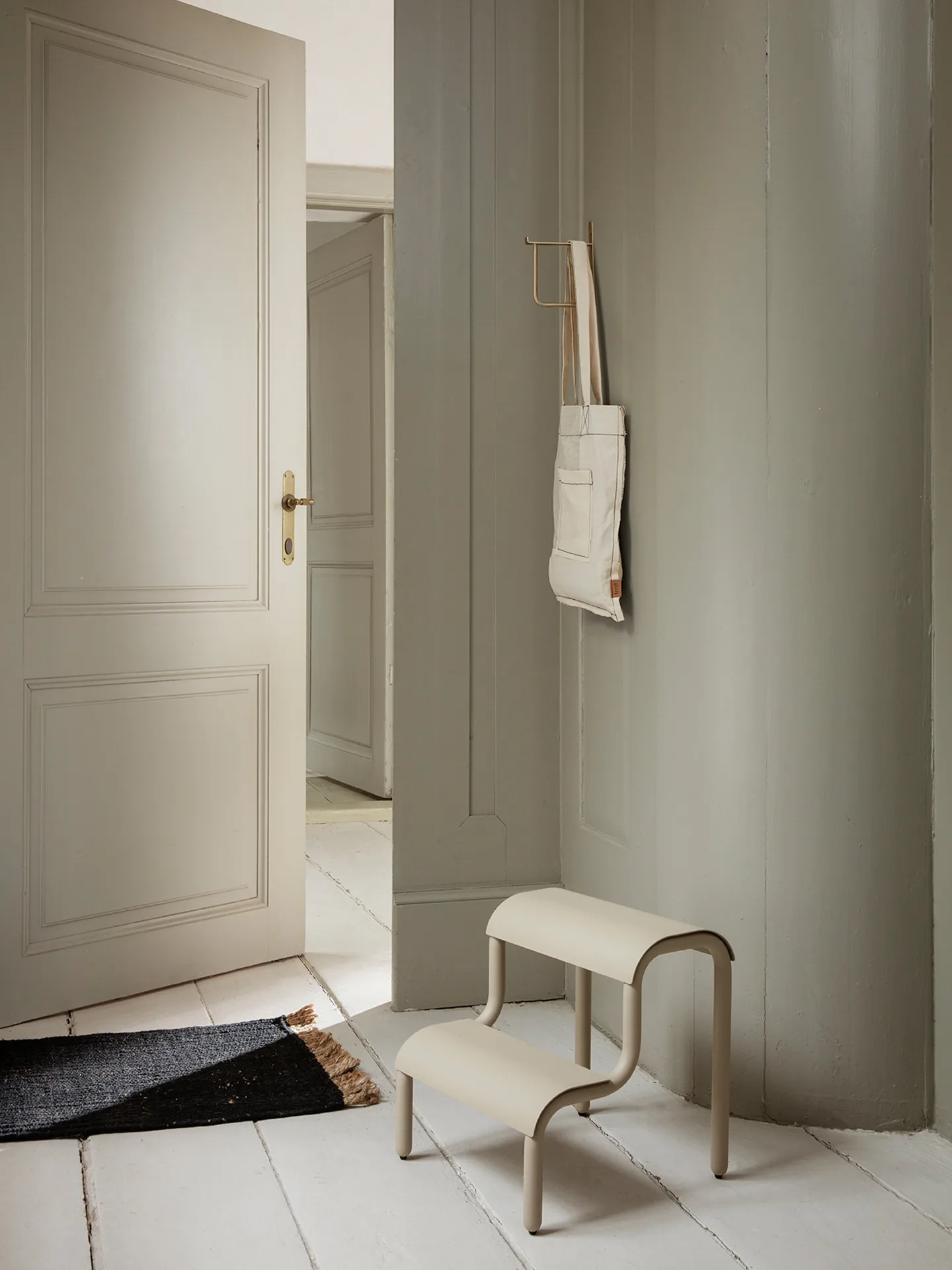 Up taburet med trin, Cashmere Ferm Living