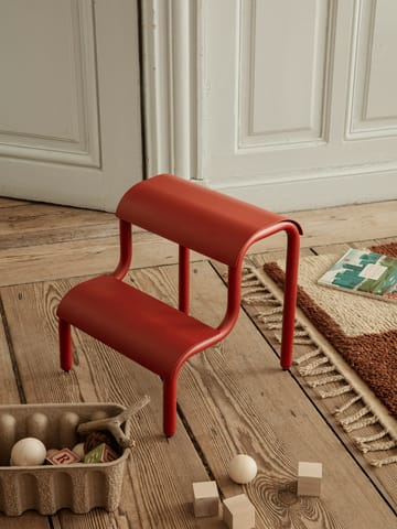 Up taburet med trin - Poppy Red - Ferm Living