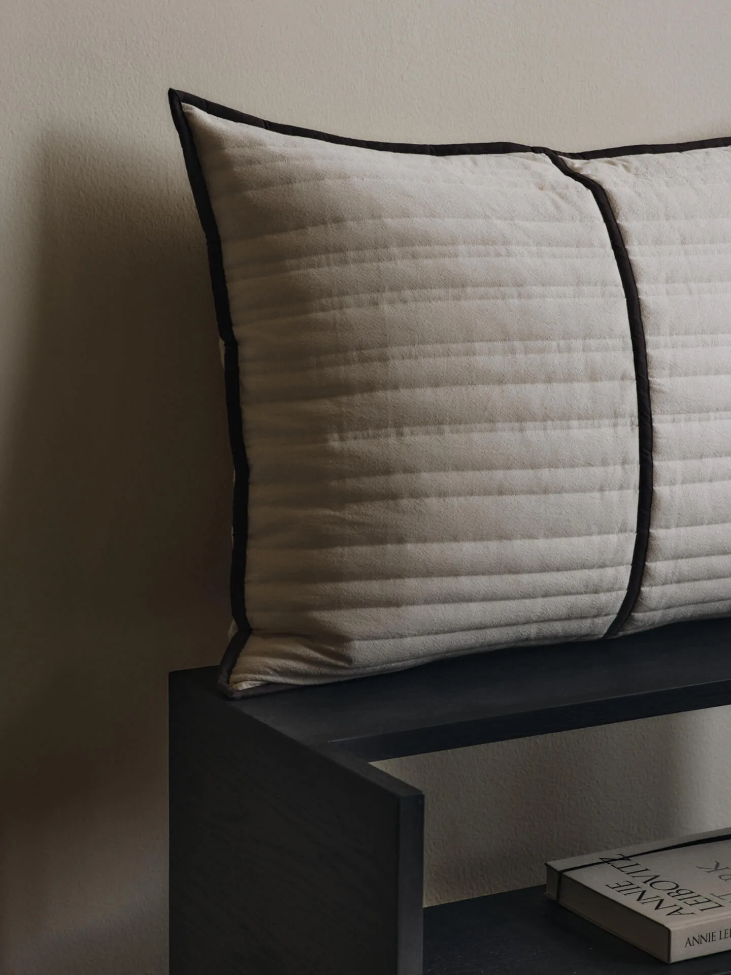 Vari quiltet pude 60x80 cm, Natural-dark chocolate Ferm Living