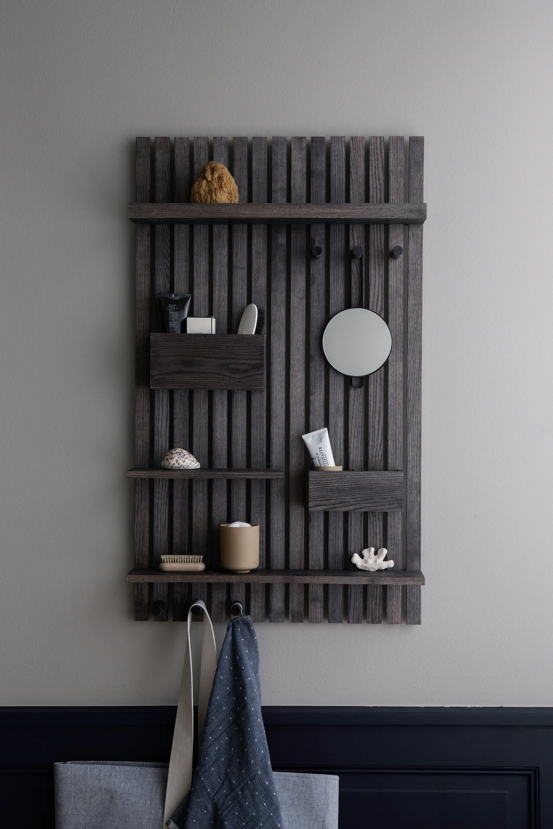 Wooden multi shelf hylde, Mørkbejdset ask Ferm Living