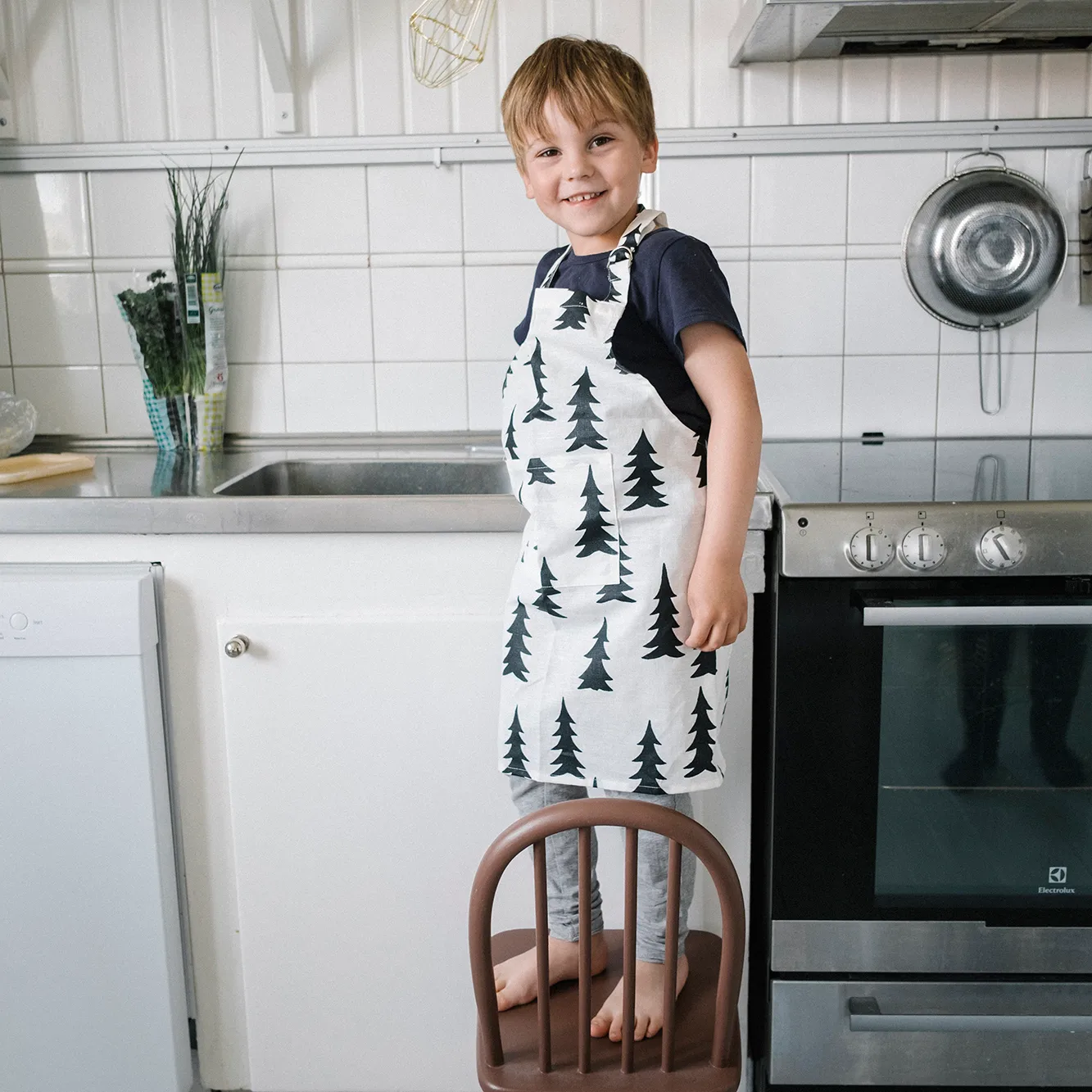 Gran voksbehandlet børneforklæde, Sort/Hvid Fine Little Day
