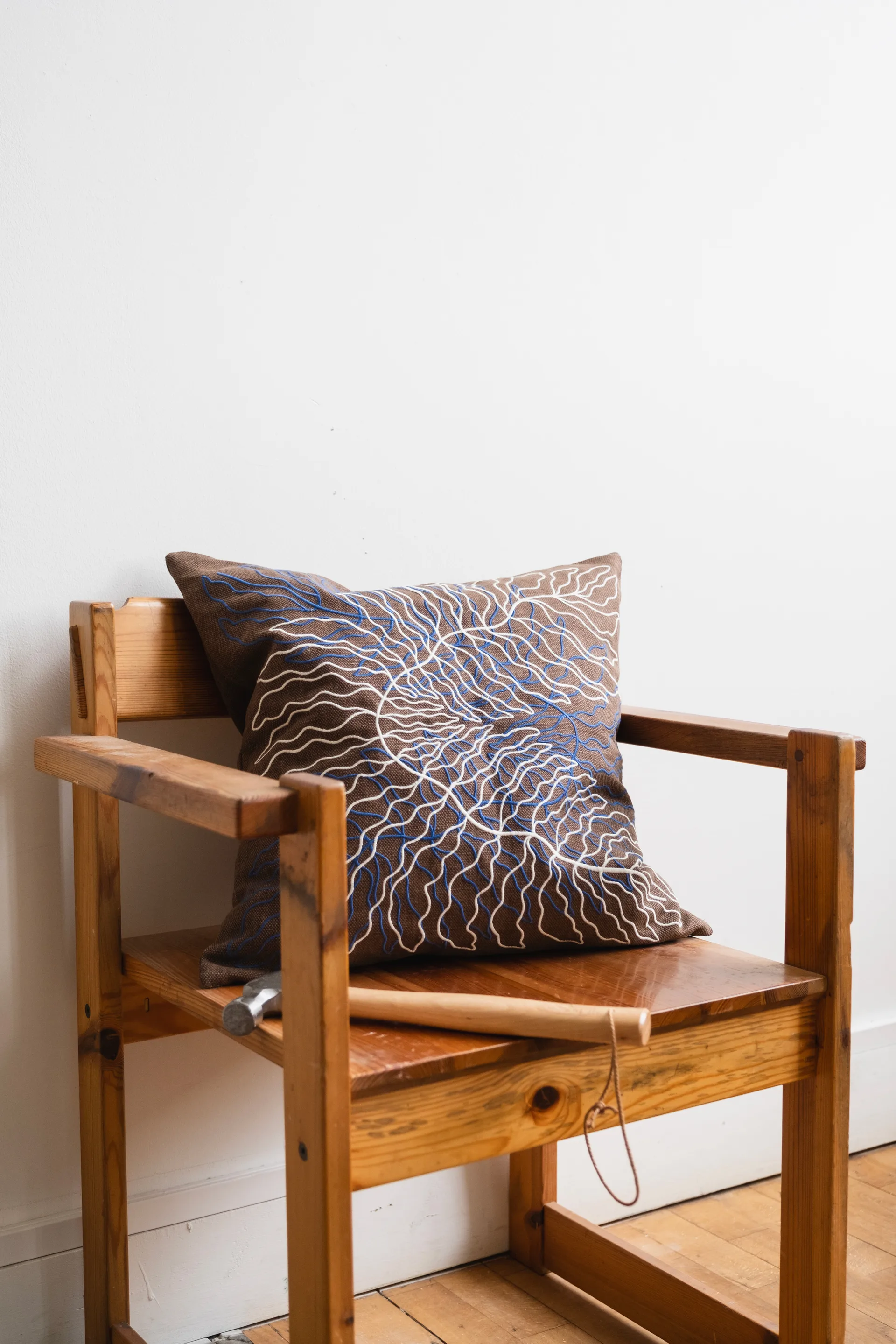 Leaves broderet pudebetræk 48x48 cm, Brown Fine Little Day