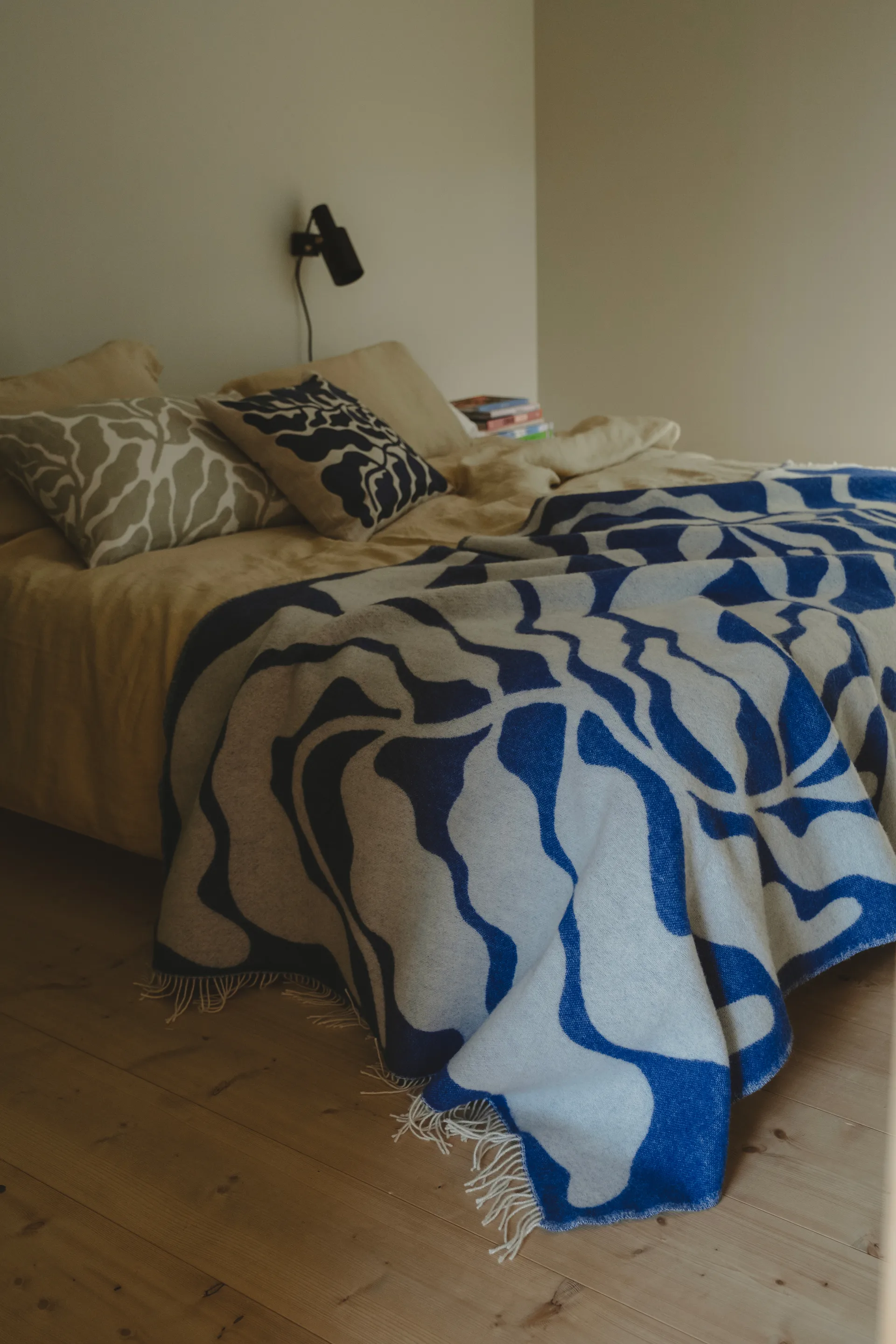 Leaves plaid 130x220 cm, Blue-white Fine Little Day