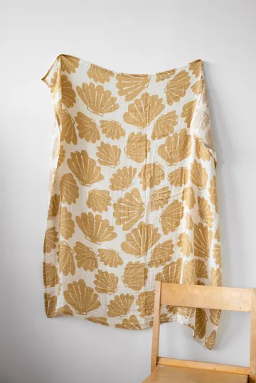 Snäcka musselintæppe 120x120 cm - Sand - Fine Little Day