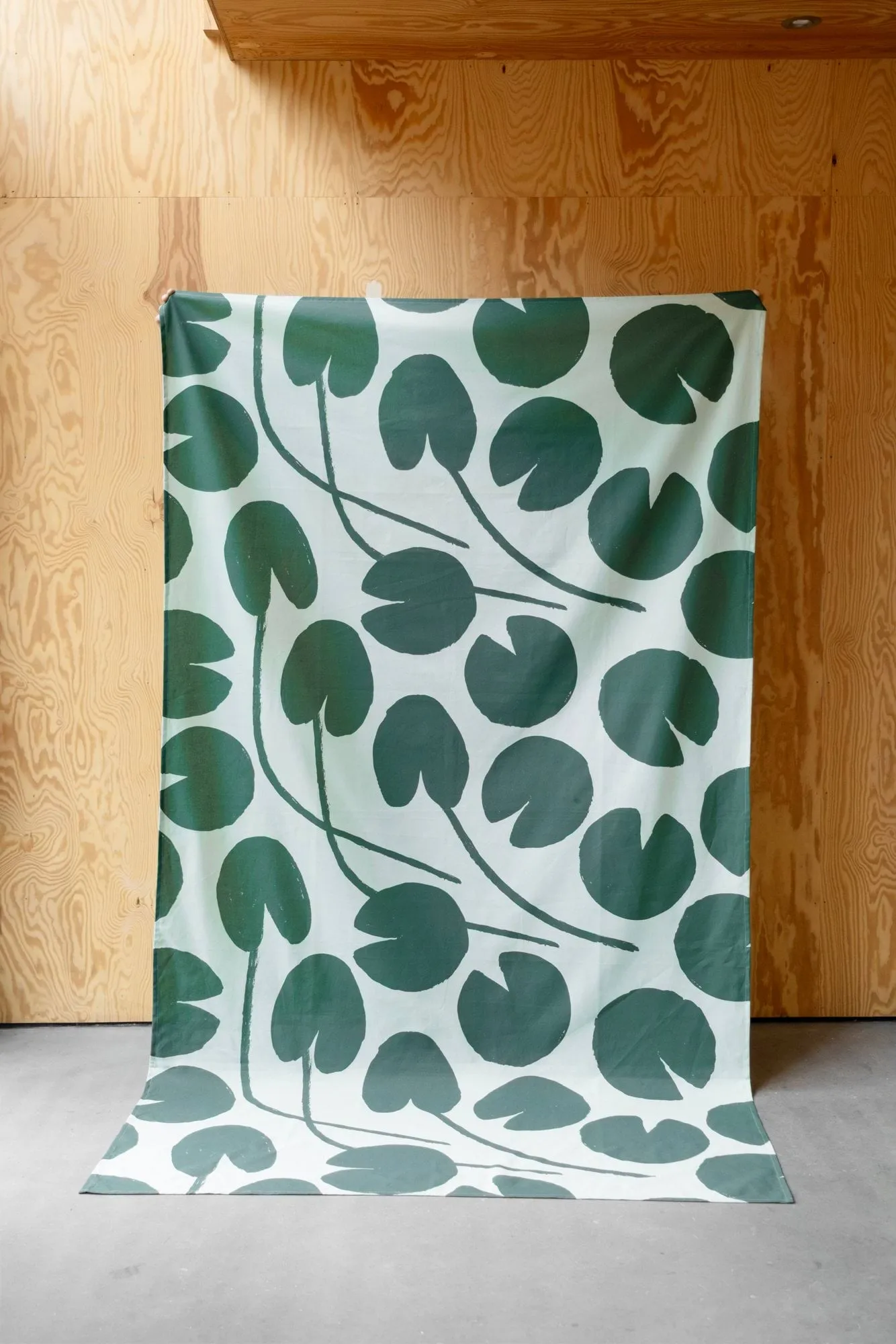 Water lilies dug, Lysegrøn-grøn, 147x250 cm Fine Little Day