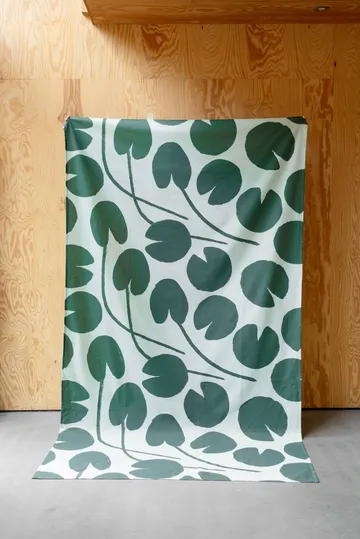 Water lilies dug - Lysegrøn-grøn, 147x250 cm - Fine Little Day