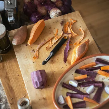 Functional Form kartoffelskræller - Sort, bevægeligt blad - Fiskars