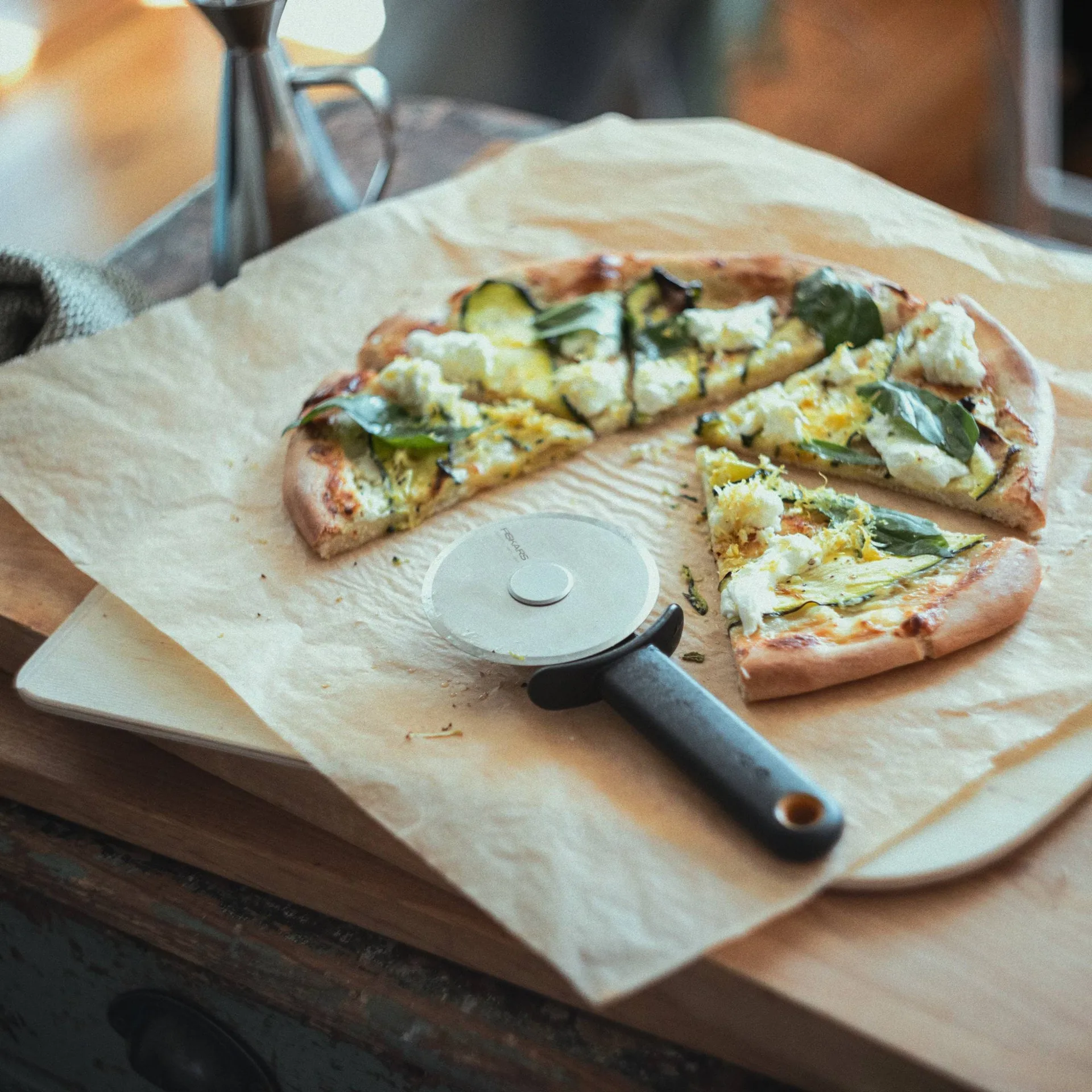 Functional Form pizzahjul, Sort, med bladbeskytter Fiskars