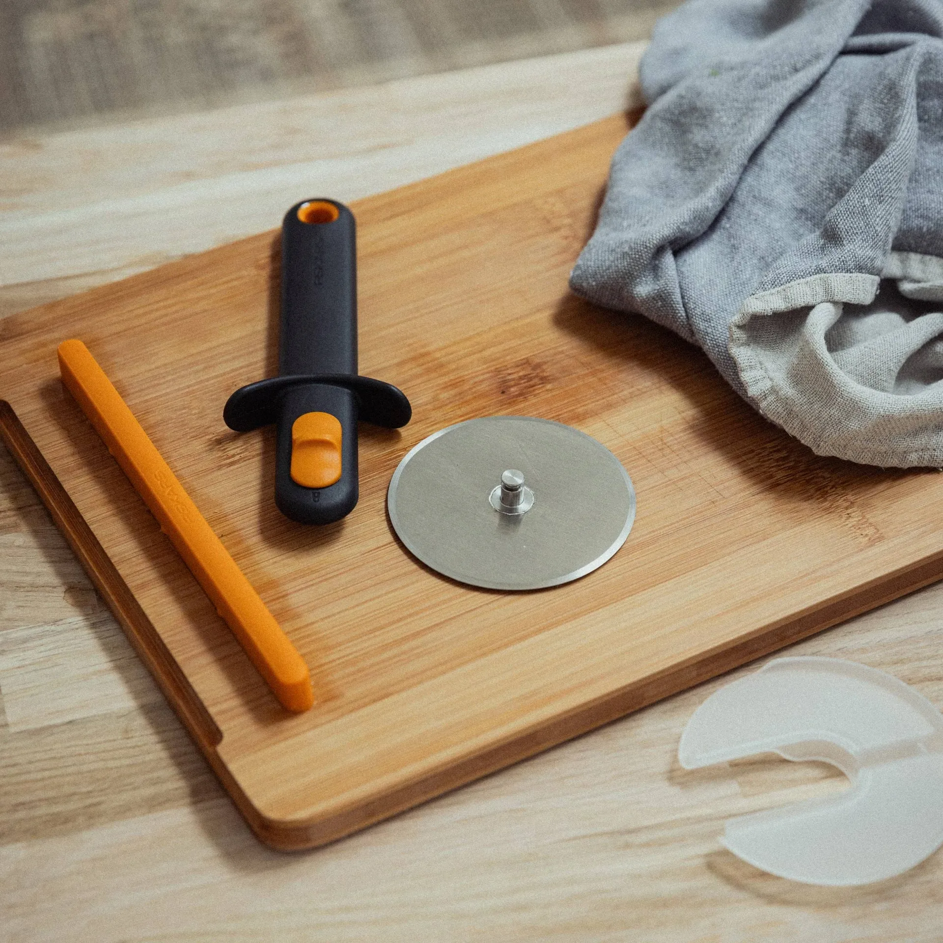 Functional Form pizzahjul, Sort, med bladbeskytter Fiskars