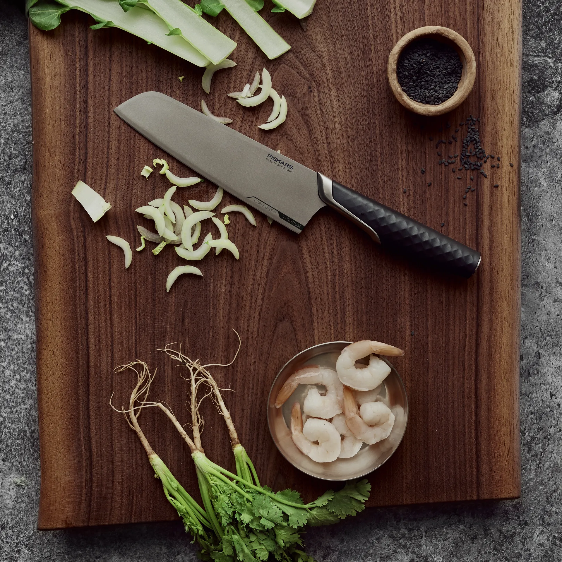 Titanium santokukniv 16 cm, Sort Fiskars