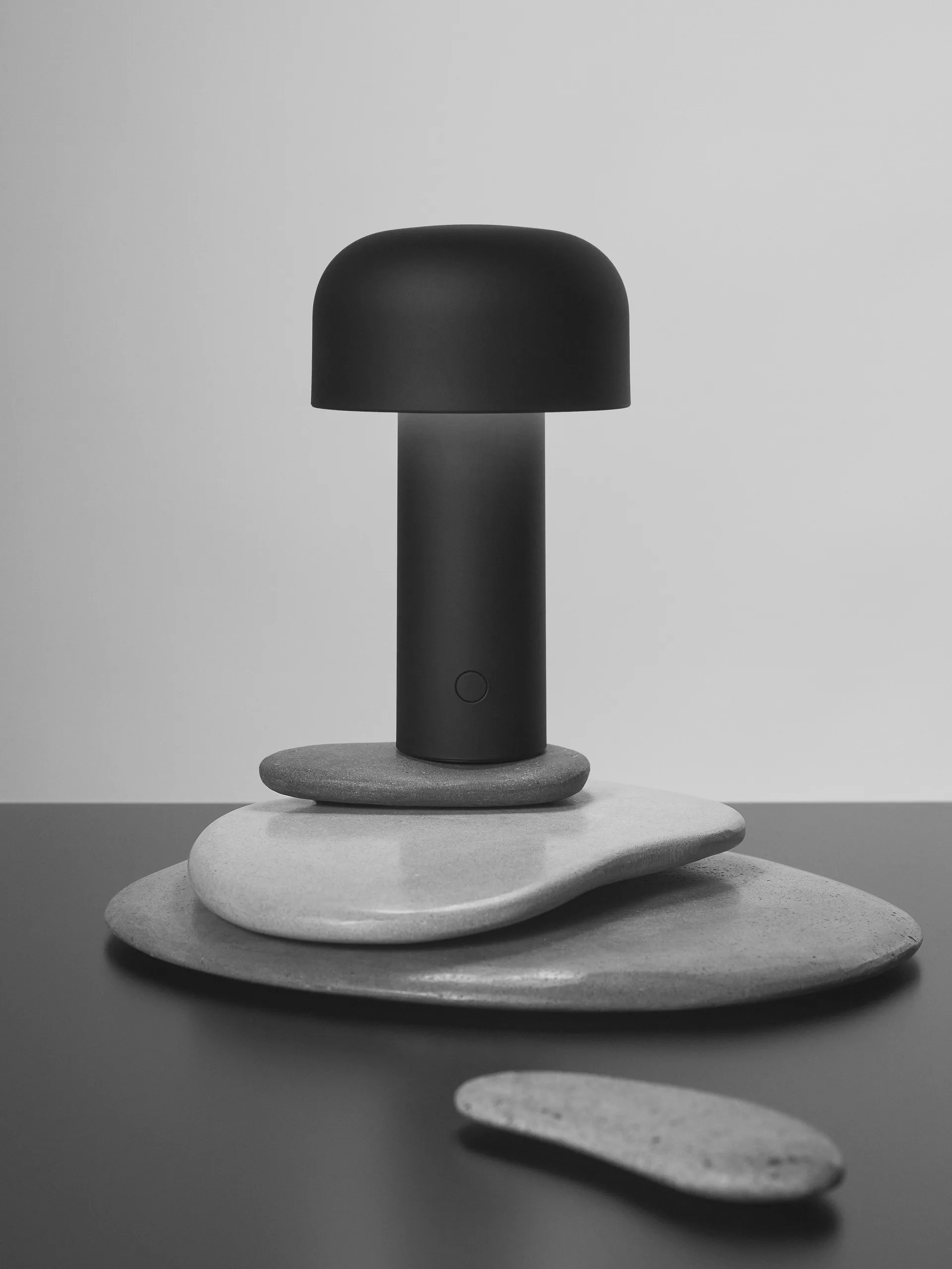 Bellhop portabel bordlampe, Matte black Flos