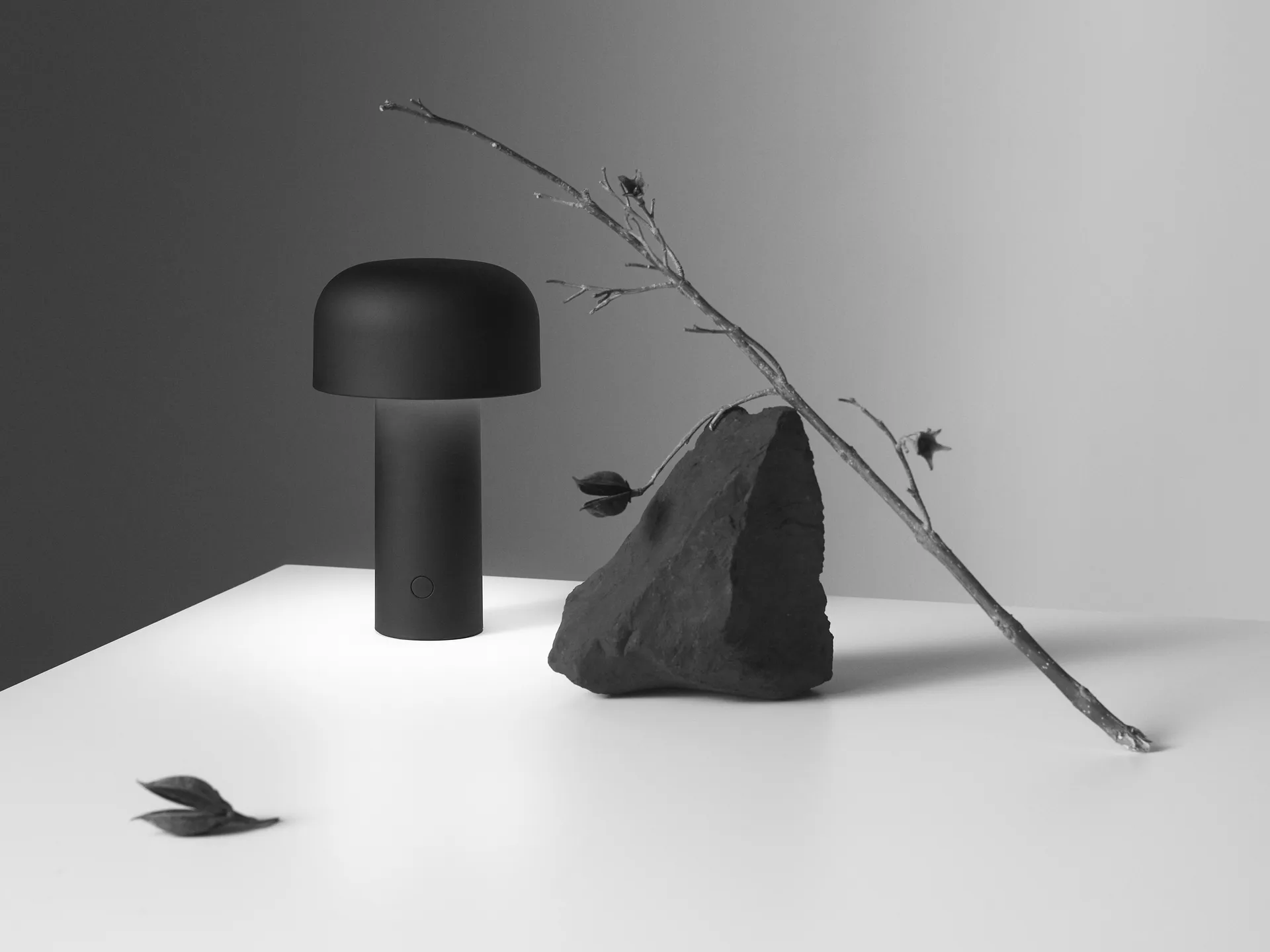 Bellhop portabel bordlampe, Matte black Flos