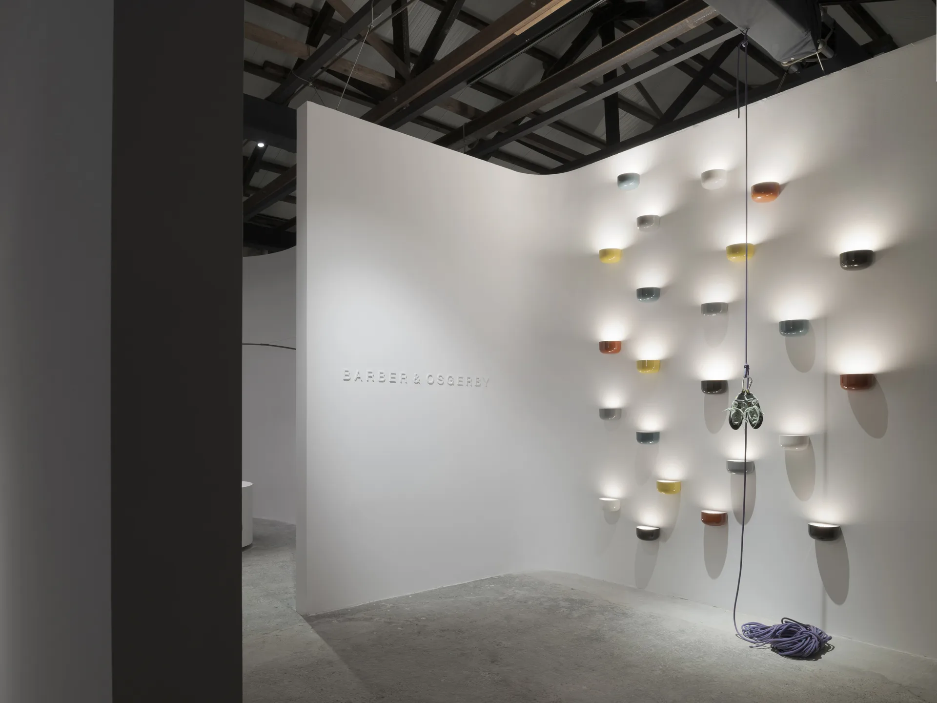 Bellhop Wall Up væglampe, Cioko Flos