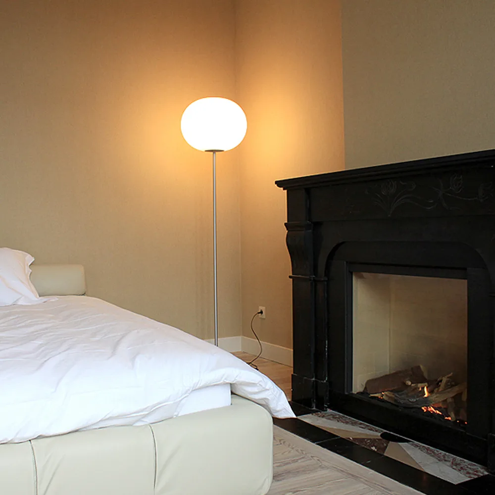 Glo-ball F3 gulvlampe, Hvidt opalglas - mat sølvstativ Flos