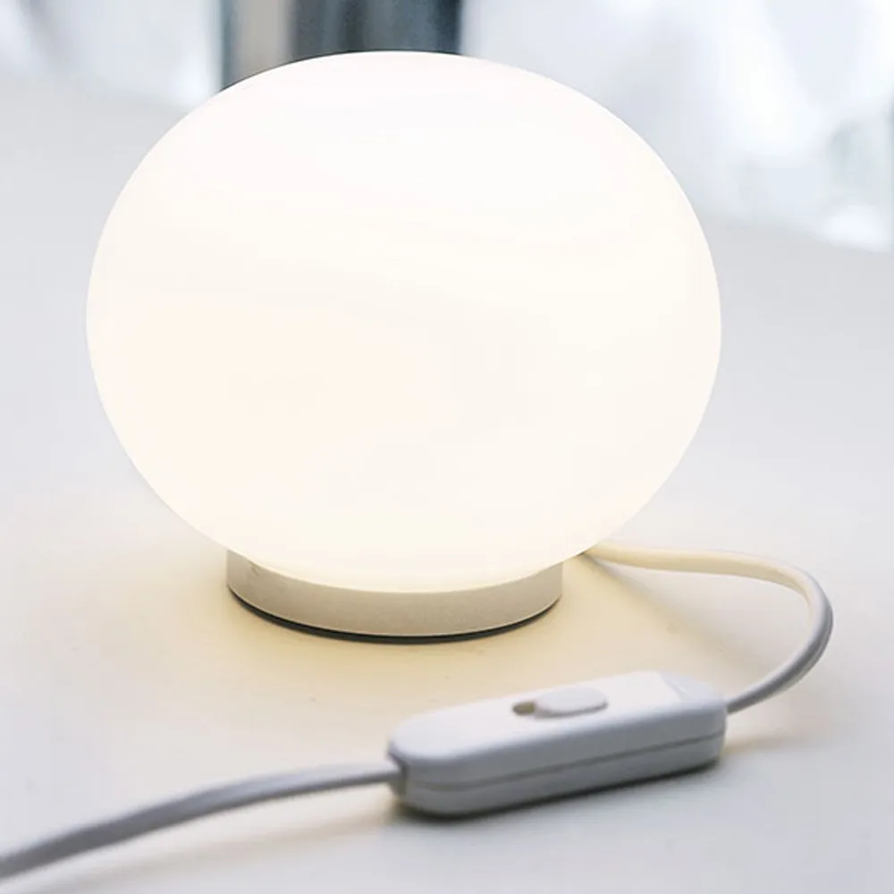 Glo-Ball Mini T bordlampe, Hvidt opalglas Flos