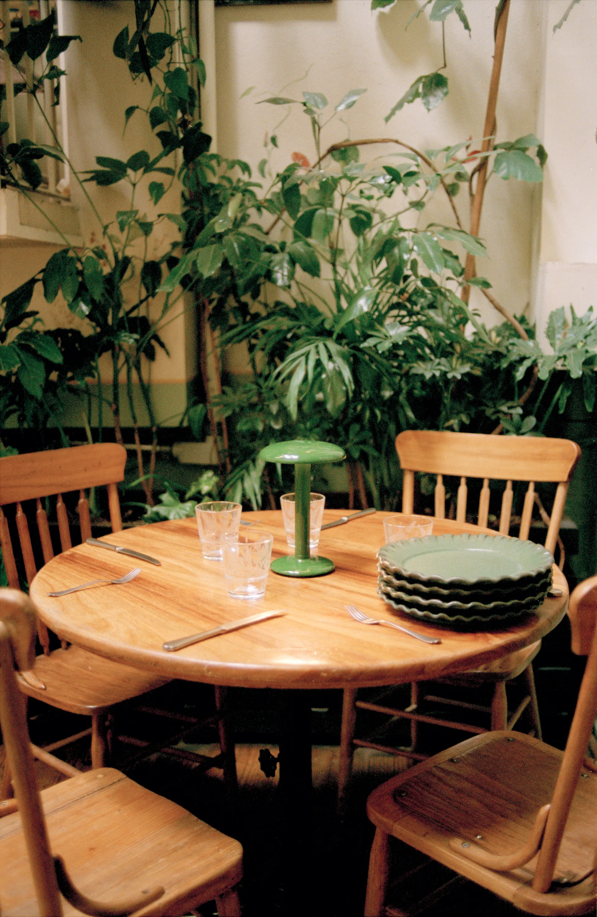 Gustave Residential portabel bordlampe, Lacquered green Flos