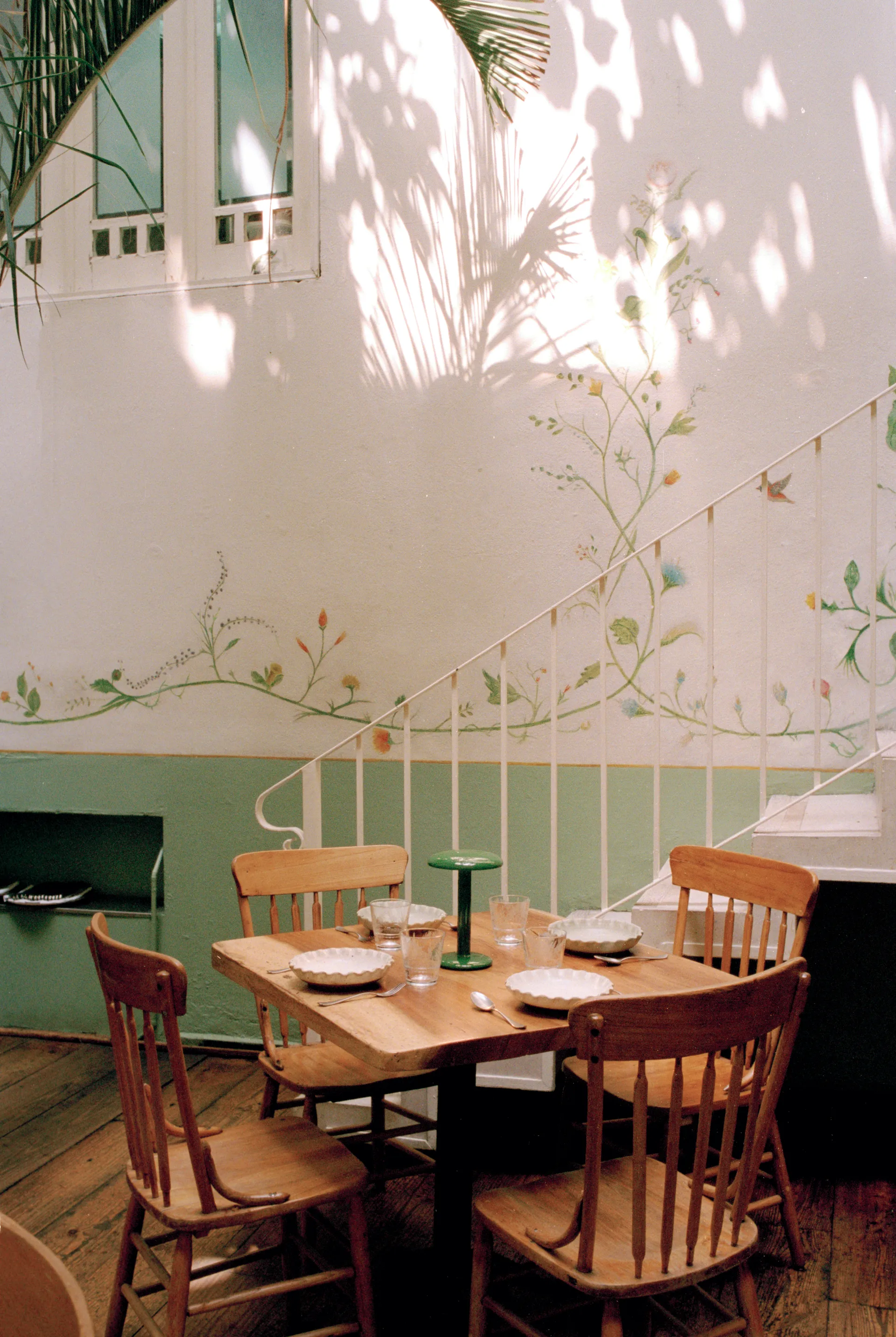 Gustave Residential portabel bordlampe, Lacquered green Flos