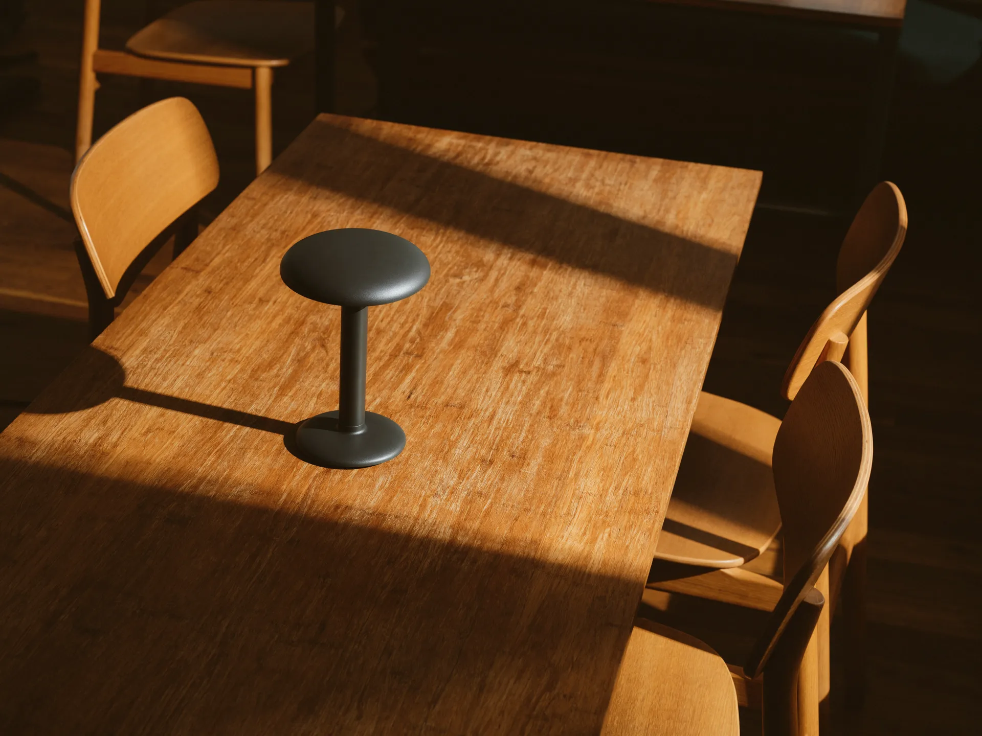 Gustave Residential portabel bordlampe, Matte anthracite Flos