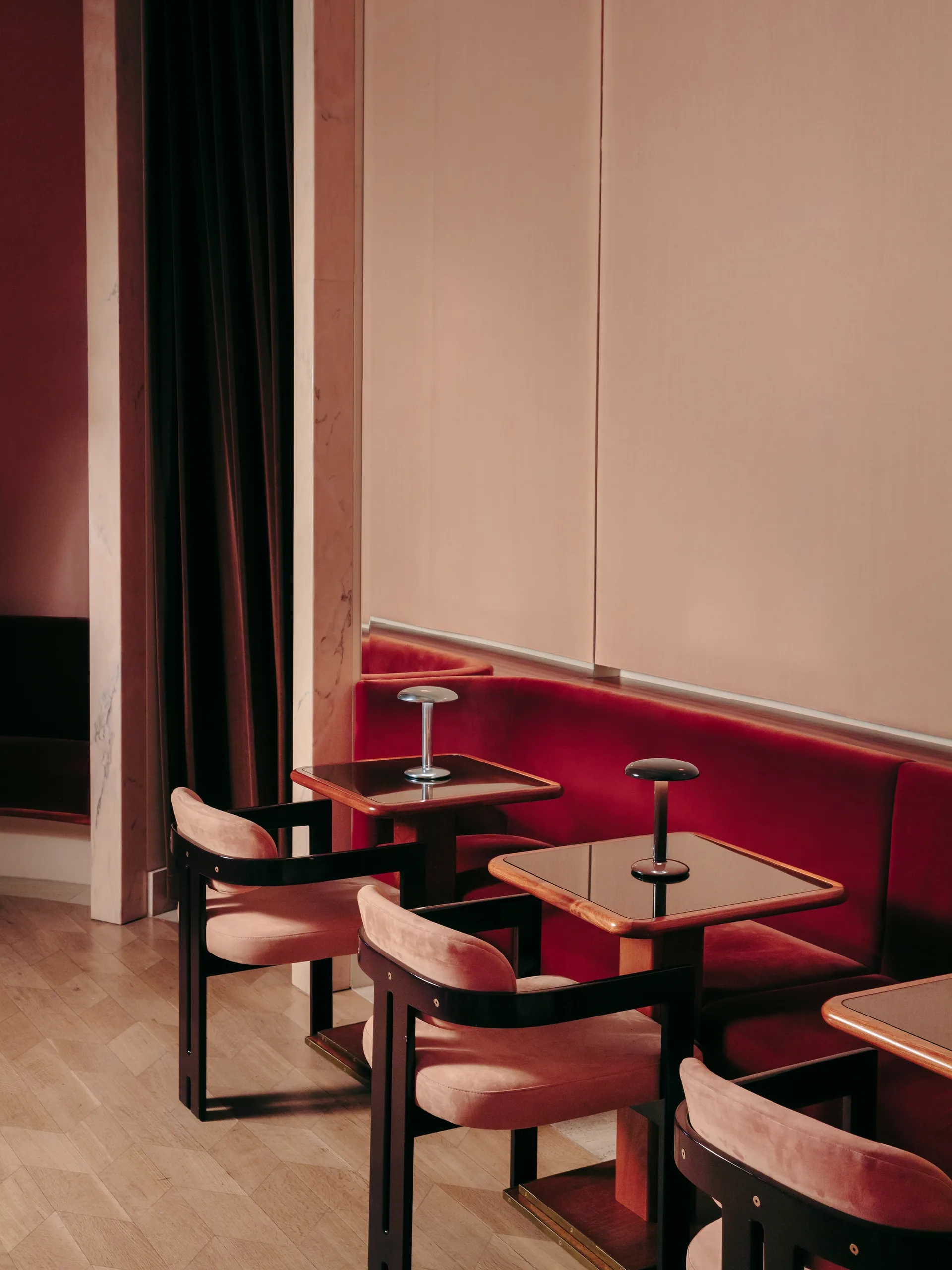 Gustave Residential portabel bordlampe, Polished silver Flos