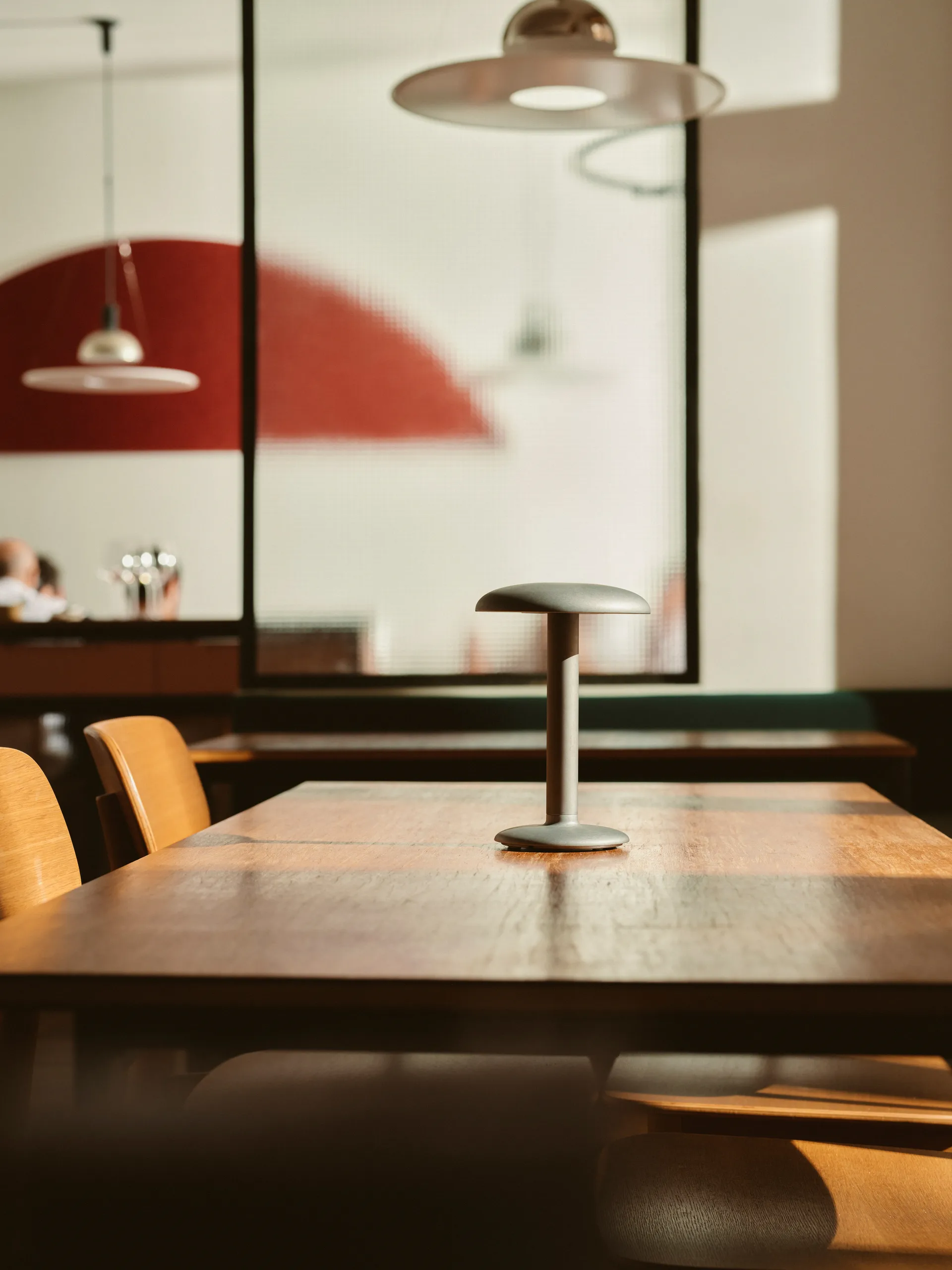 Gustave Residential portabel bordlampe, Raw aluminium Flos