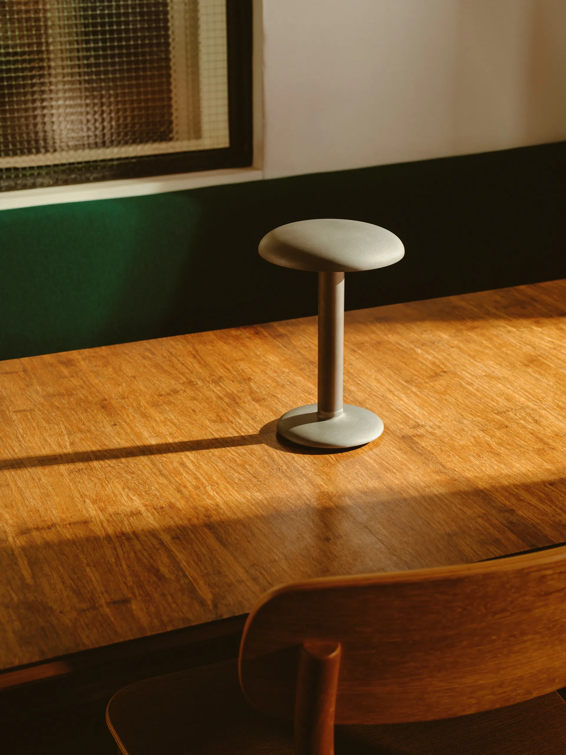 Gustave Residential portabel bordlampe, Raw aluminium Flos