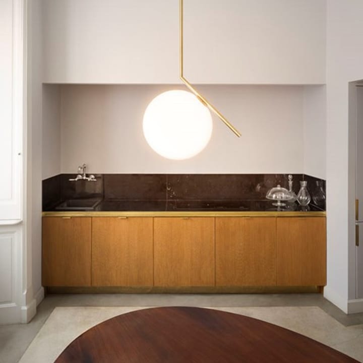 IC lights S2 pendel, Børstet messing-opal Flos
