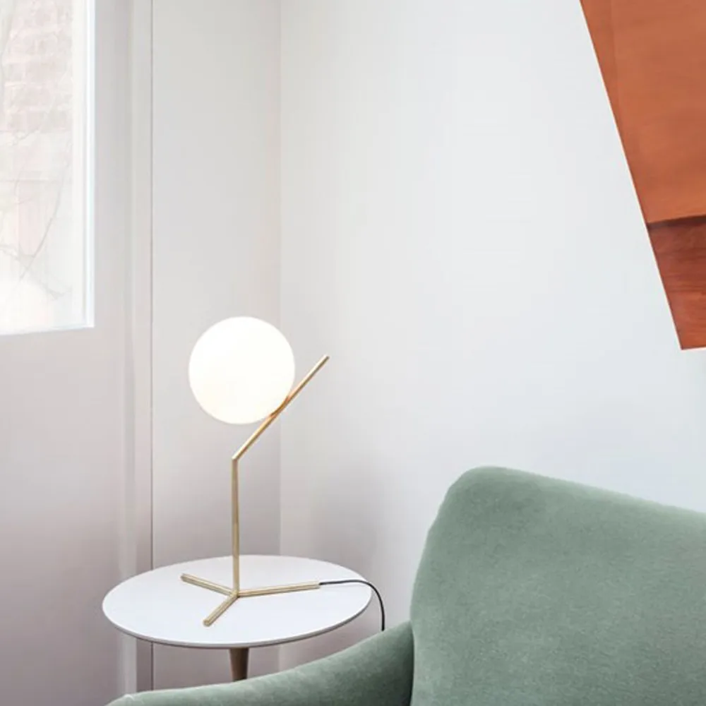IC Lights T1 High bordlampe, Børstet messing-opal Flos