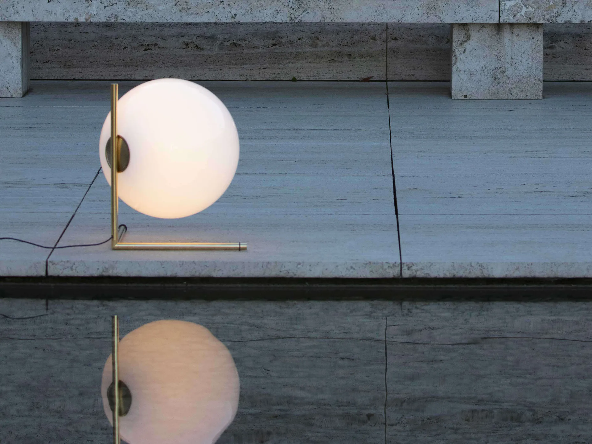 IC T3 bordlampe 52,4 cm, Gold Flos