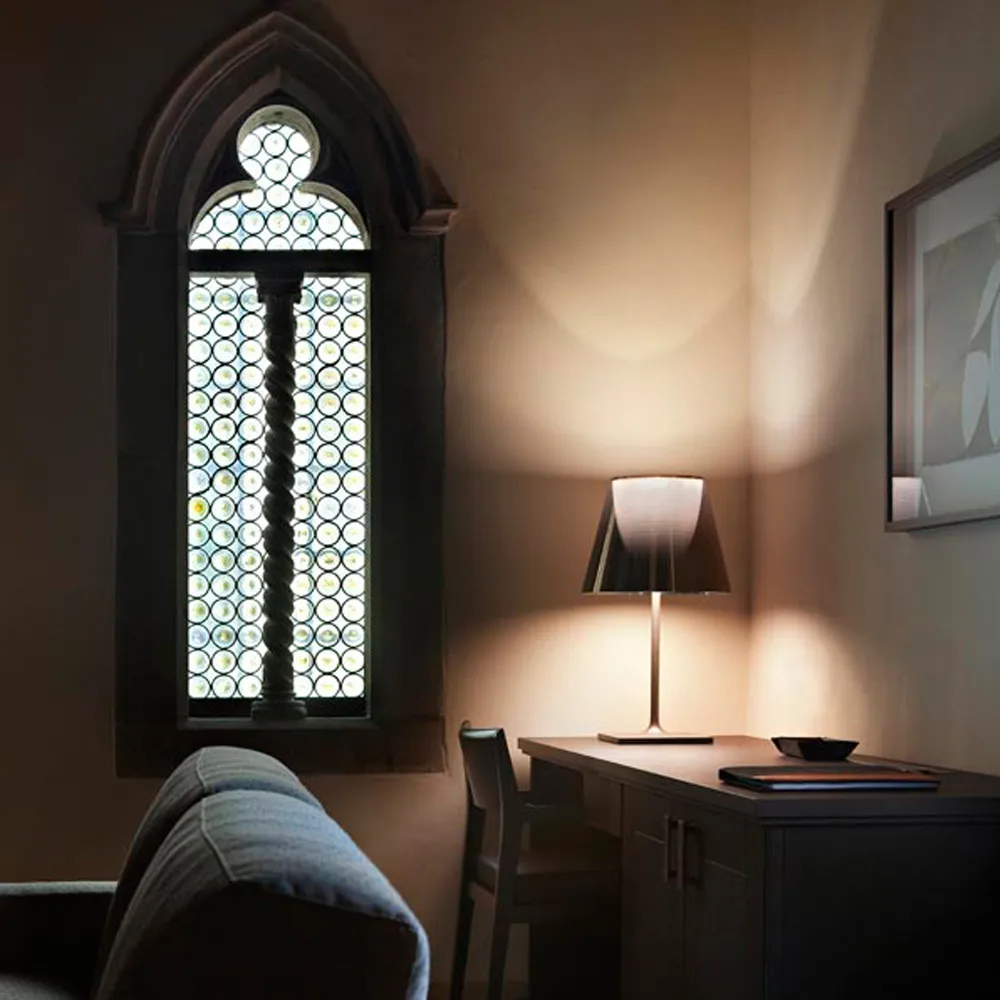 KTribe T2 bordlampe, Aluminium-tekstskærm Flos