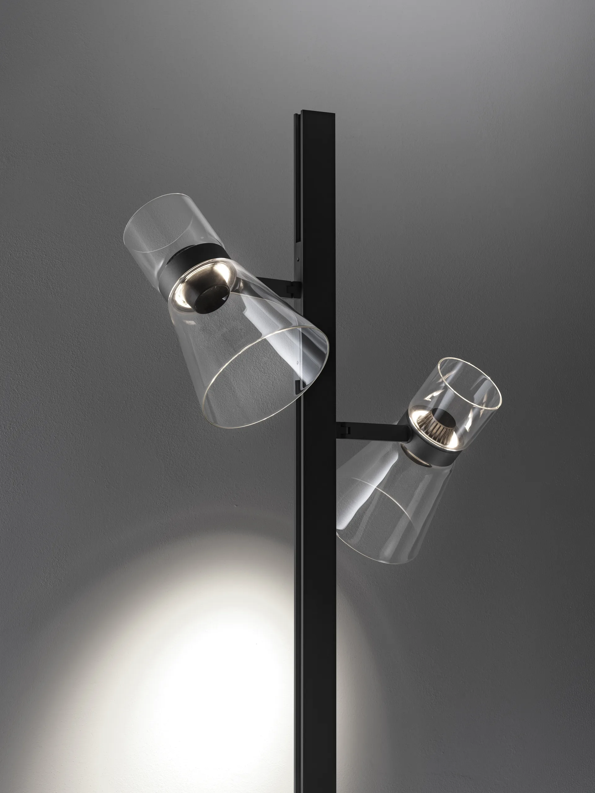 Nocturne F2 cone gulvlampe - sort,  Flos