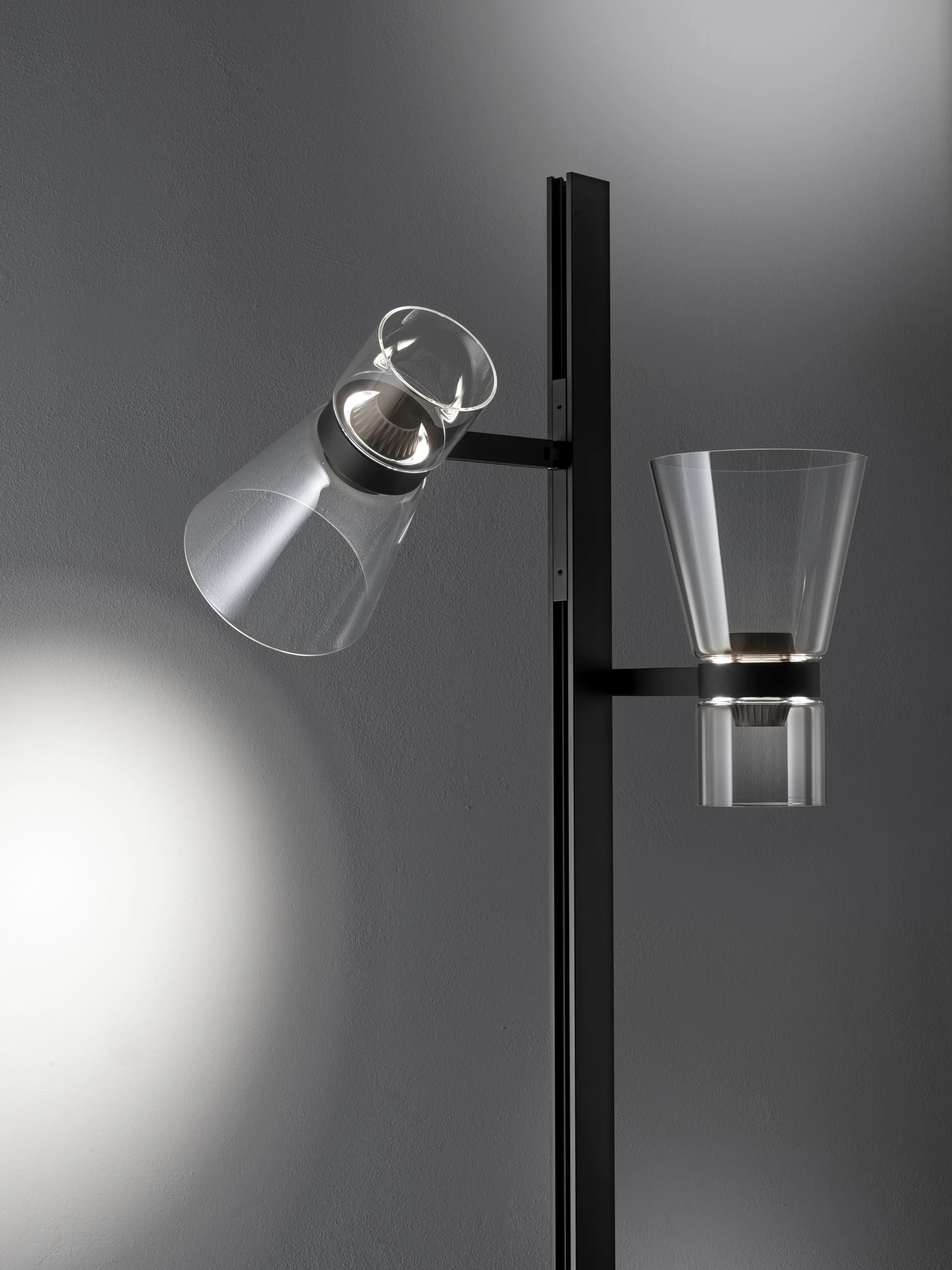 Nocturne F2 cone gulvlampe - sort,  Flos