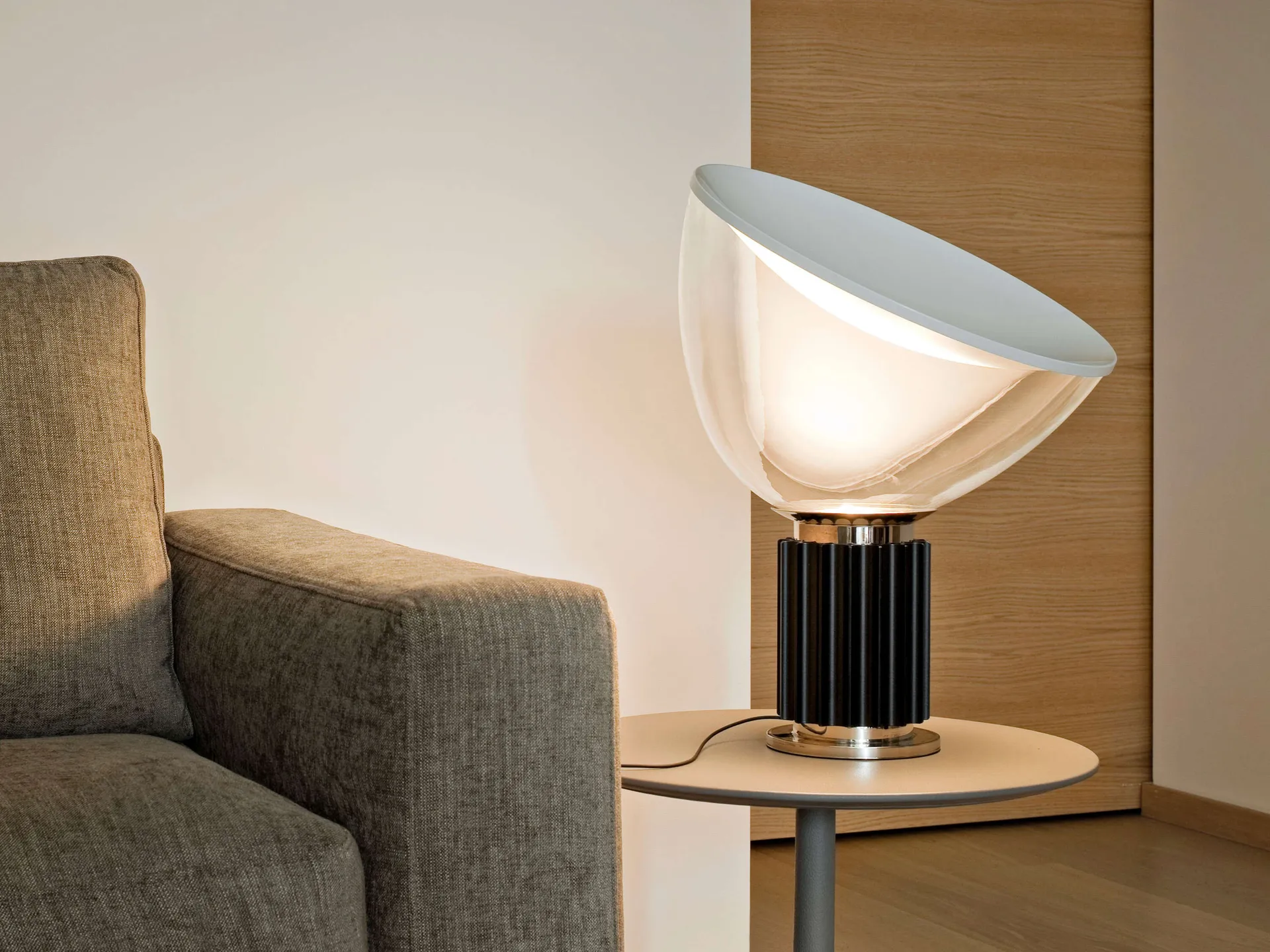Taccia PMMA bordlampe, Sort LED Flos